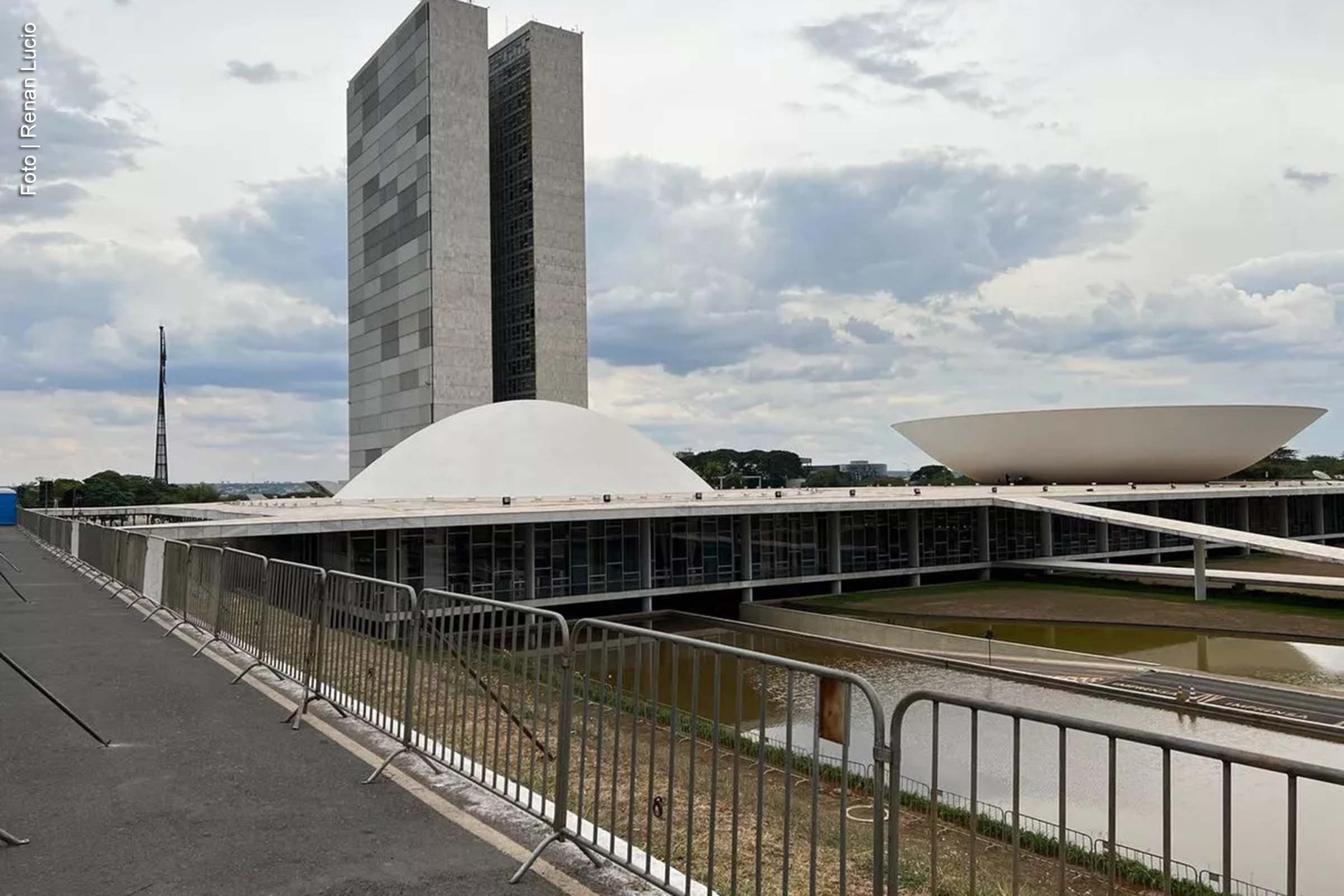 O governo federal editou uma medida provisória para conceder R$ 60 mil a crianças com até 10 anos que nasceram com deficiência devido à infecção pelo vírus Zika na gestação. A medida substitui projeto aprovado pelo Congresso Nacional, vetado pelo presidente, que previa pensão vitalícia e outros benefícios.