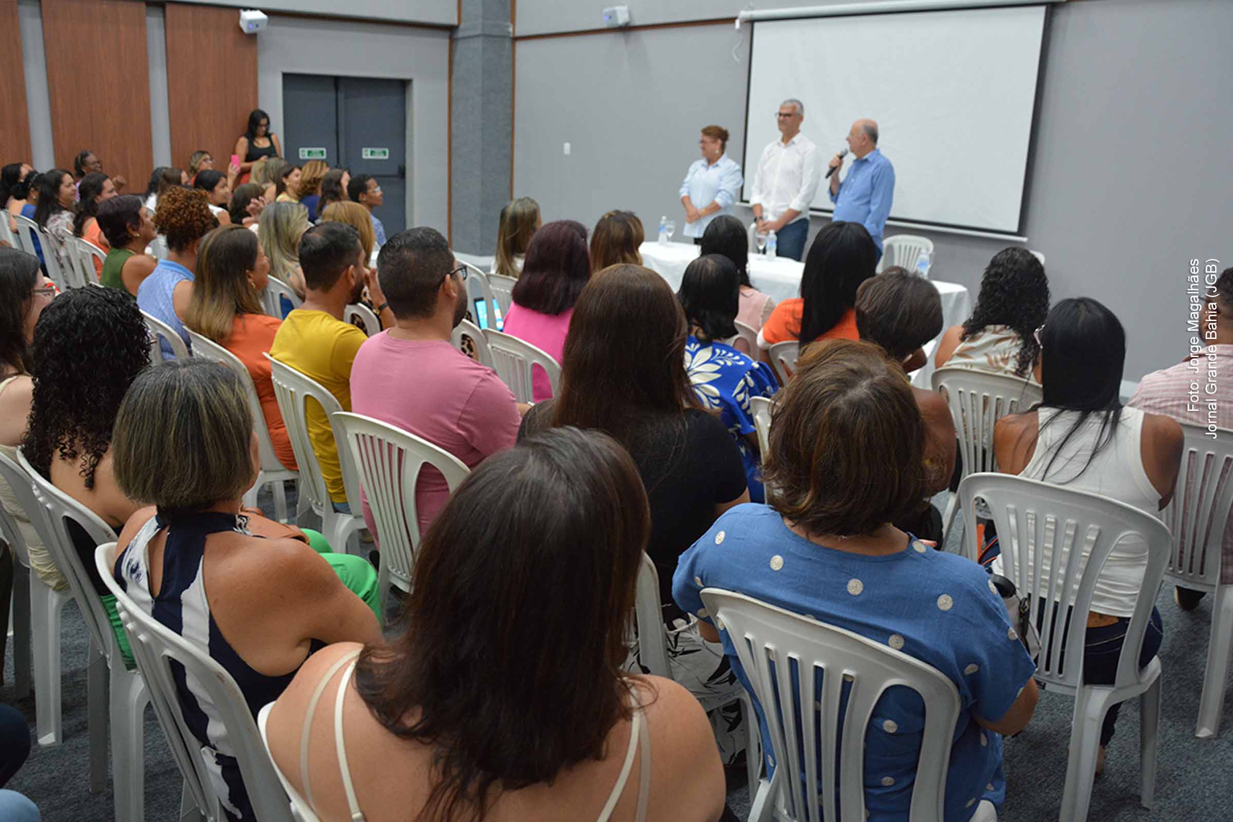 Em reunião com gestores escolares, o prefeito José Ronaldo de Carvalho lançou um plano para transformar Feira de Santana em referência nacional no Ideb. A iniciativa busca o engajamento de professores e diretores para superar desafios educacionais e garantir melhorias na rede municipal de ensino.