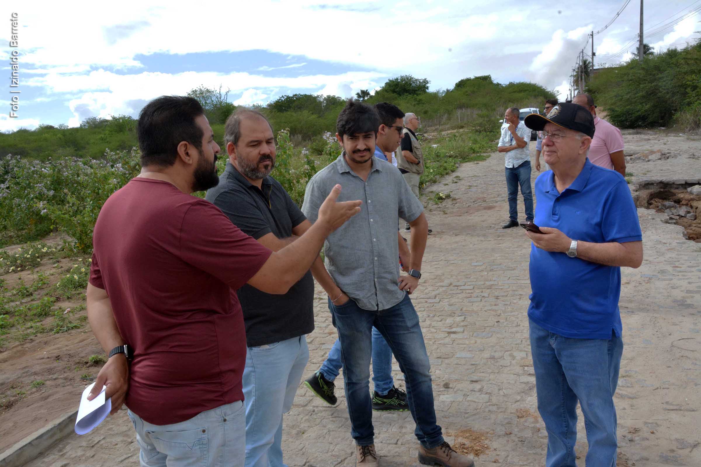 Feira de Santana: Prefeito José Ronaldo avalia danos na rua Arlindo Alves para intervenção