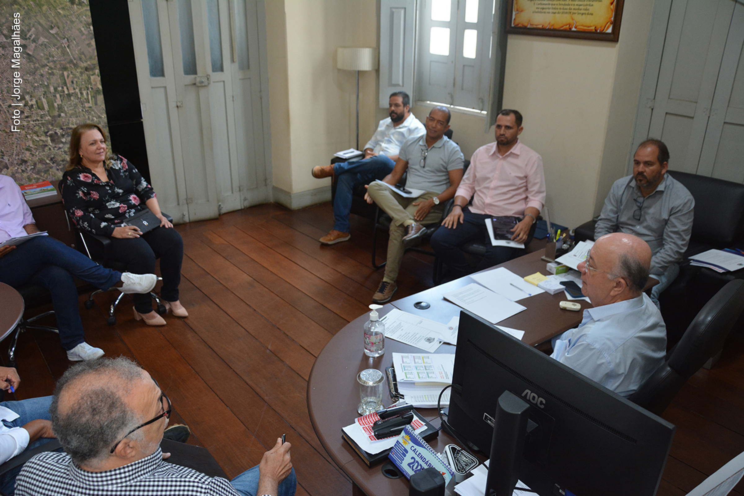 O prefeito de Feira de Santana, José Ronaldo de Carvalho, determinou a realização de um levantamento técnico para implementar melhorias no Centro de Abastecimento. A medida, acompanhada por uma comissão de secretários e superintendentes, busca modernizar o espaço e ampliar sua competitividade no comércio local.