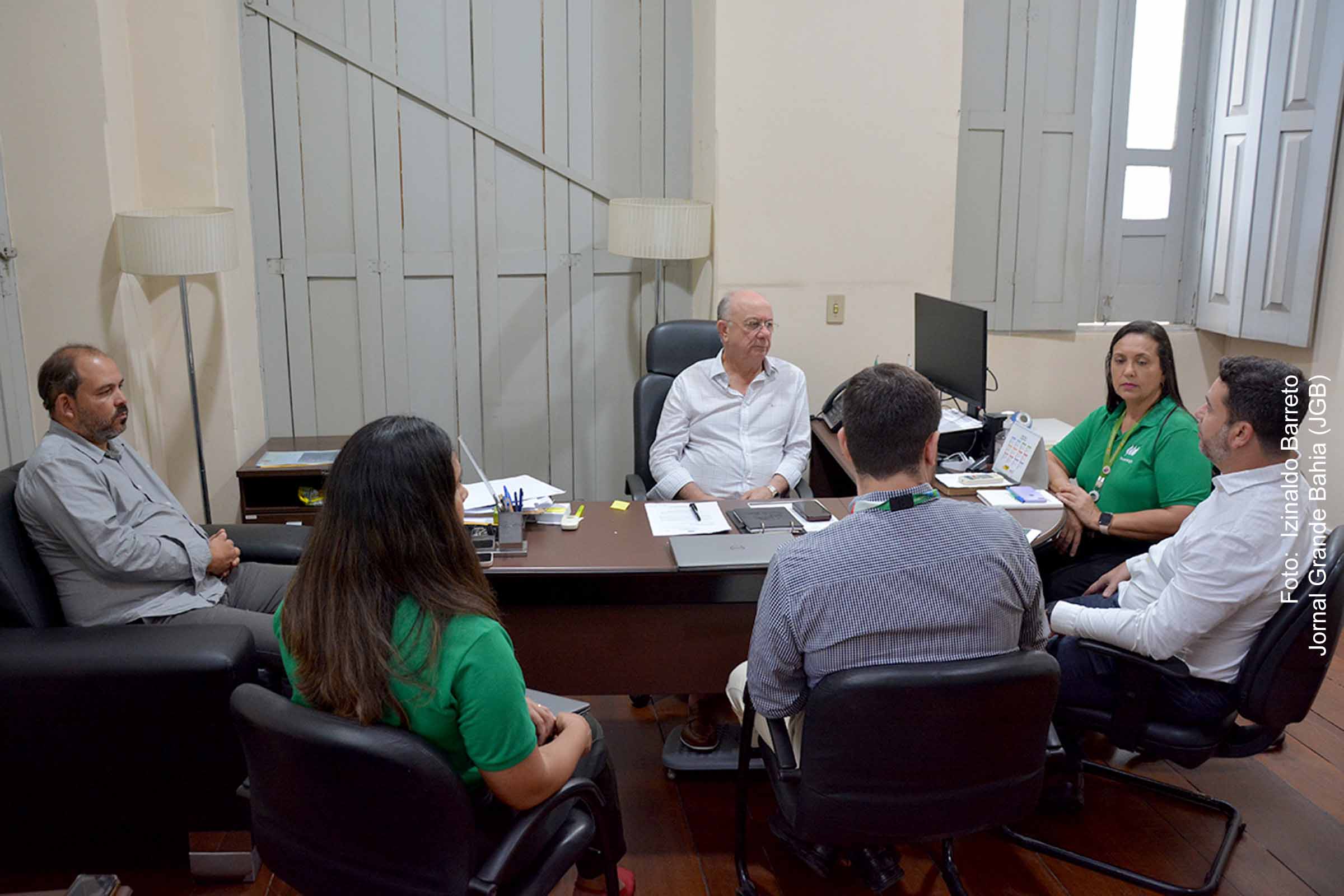 Prefeito José Ronaldo, acompanhado de executivos da Coelba Neoenergia, discute ações para a melhoria da infraestrutura e fornecimento de energia na cidade.