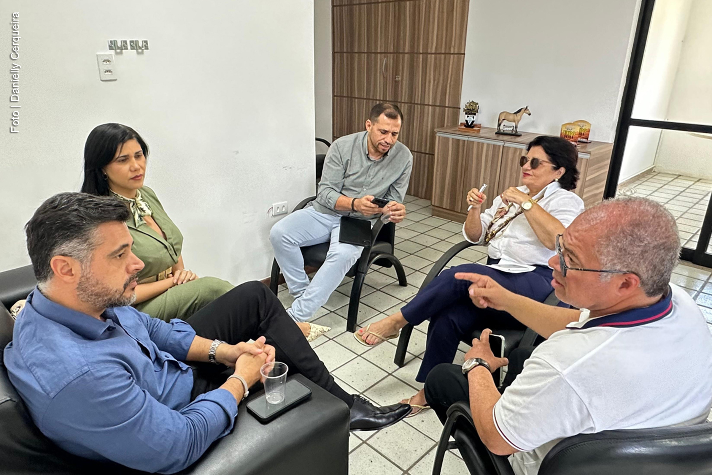 A Prefeitura de Feira de Santana realizou, nesta quinta-feira (23), uma reunião estratégica para planejar a Expo Portal 2025, que ocorrerá de 4 a 8 de junho no Parque de Exposição João Martins da Silva. O evento busca impulsionar o agronegócio na região com uma programação diversificada e oportunidades de negócios.