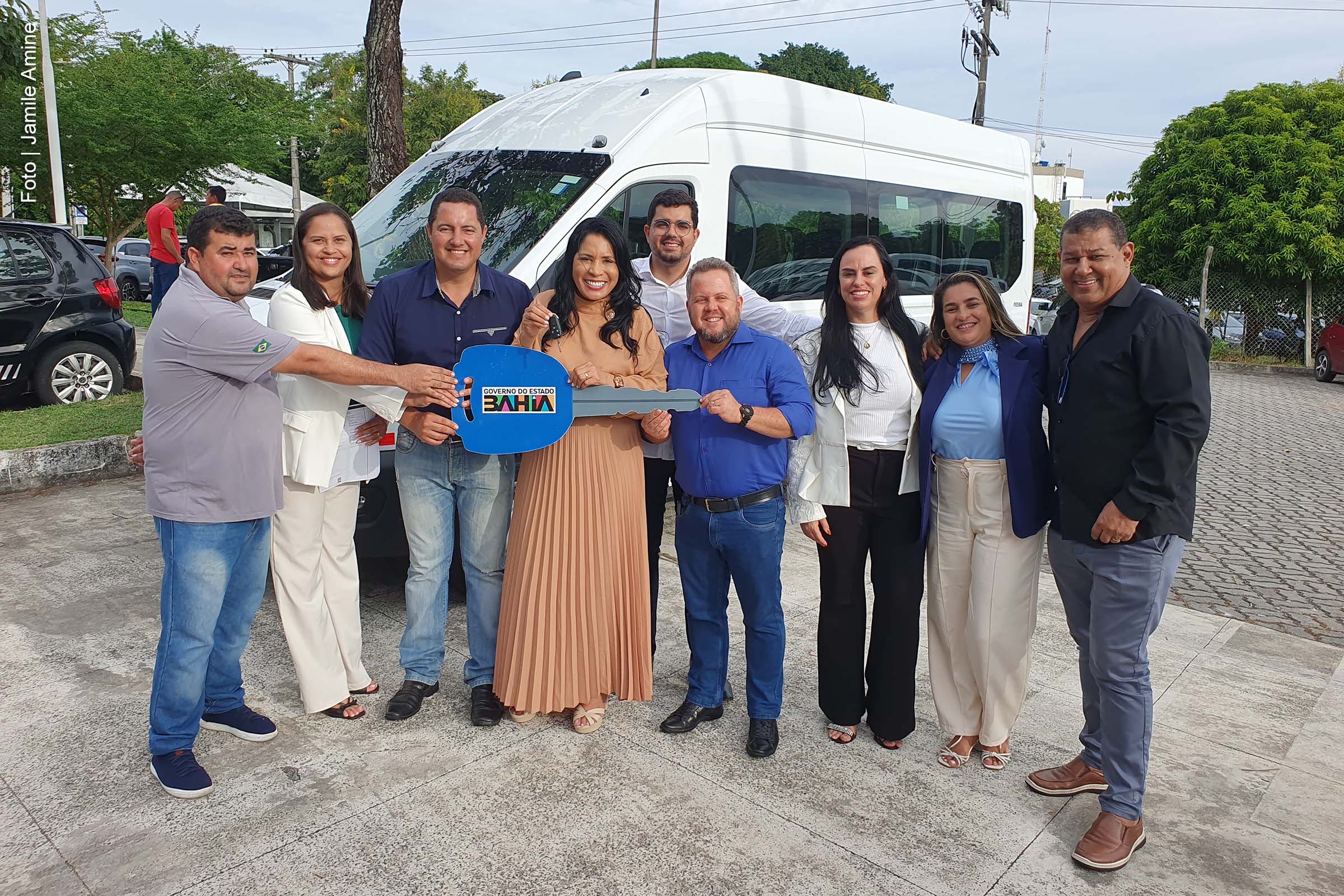 O município de Canarana, na Bahia, recebeu esta semana uma nova van para o Transporte de Tratamento Fora do Domicílio (TFD), com um investimento de R$ 245 mil proveniente da Secretaria da Saúde do Estado (Sesab). O veículo visa melhorar as condições de transporte de pacientes que necessitam de consultas e tratamentos médicos em outras cidades. A entrega do equipamento foi uma das demandas apresentadas pela gestão municipal ao governador Jerônimo Rodrigues, em audiência realizada no dia 15 de janeiro.