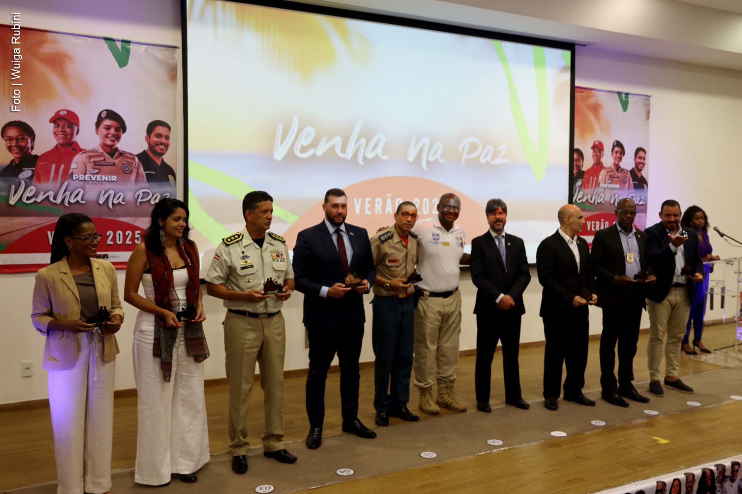 A Secretaria da Segurança Pública da Bahia (SSP) lançou a segunda edição do projeto “Prevenir é Agir, Venha na Paz”. O programa prevê a capacitação de policiais para atuação nos eventos do verão 2025, além de campanhas de conscientização para prevenir a violência e promover a tranquilidade durante os festejos populares.