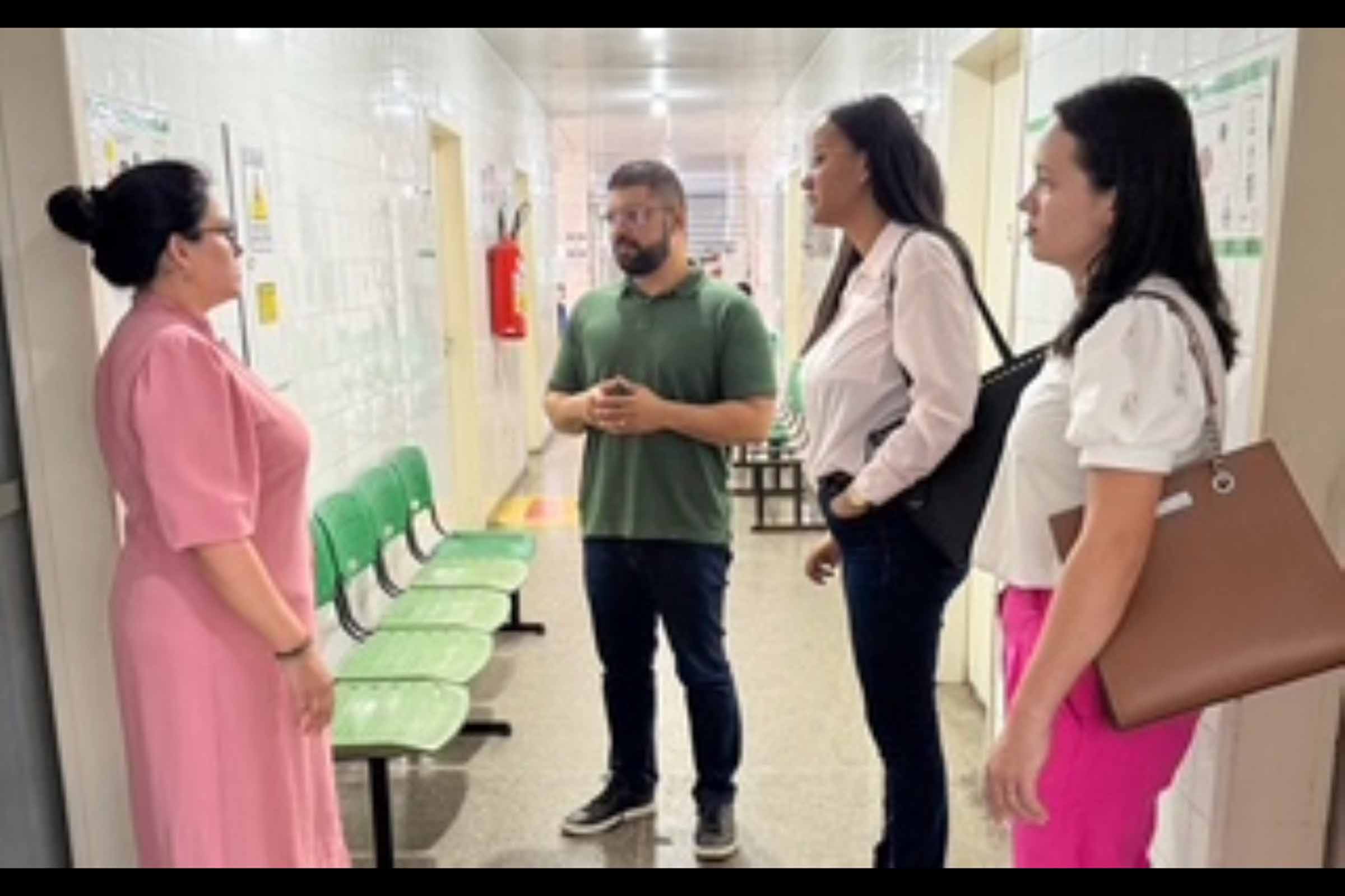 O secretário municipal de Saúde de Feira de Santana, Rodrigo Matos, iniciou um ciclo de visitas às unidades de saúde para identificar demandas e compreender a realidade de pacientes e profissionais. Entre os dias 4 e 5 de janeiro de 2025, foram visitados nove equipamentos, incluindo policlínicas e unidades de pronto atendimento. A ação, que visa subsidiar o planejamento de soluções efetivas, contou com a presença de integrantes da gestão municipal e continuará ao longo da semana.