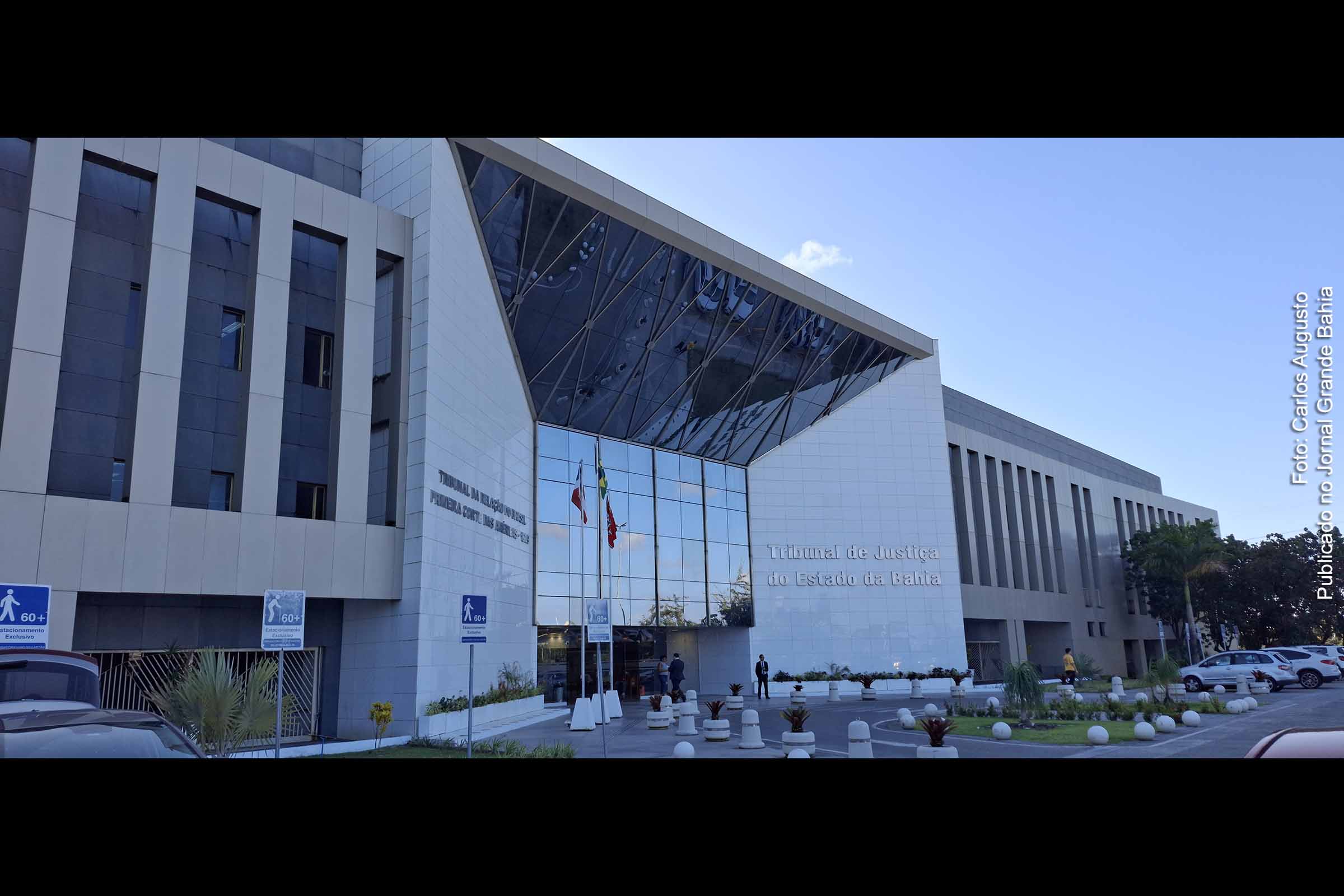 O governador Jerônimo Rodrigues recebe os procuradores Ricardo Regis Dourado e Nivaldo dos Santos Aquino no momento da oficialização de suas escolhas como novos desembargadores do Tribunal de Justiça do Estado da Bahia (TJBA).