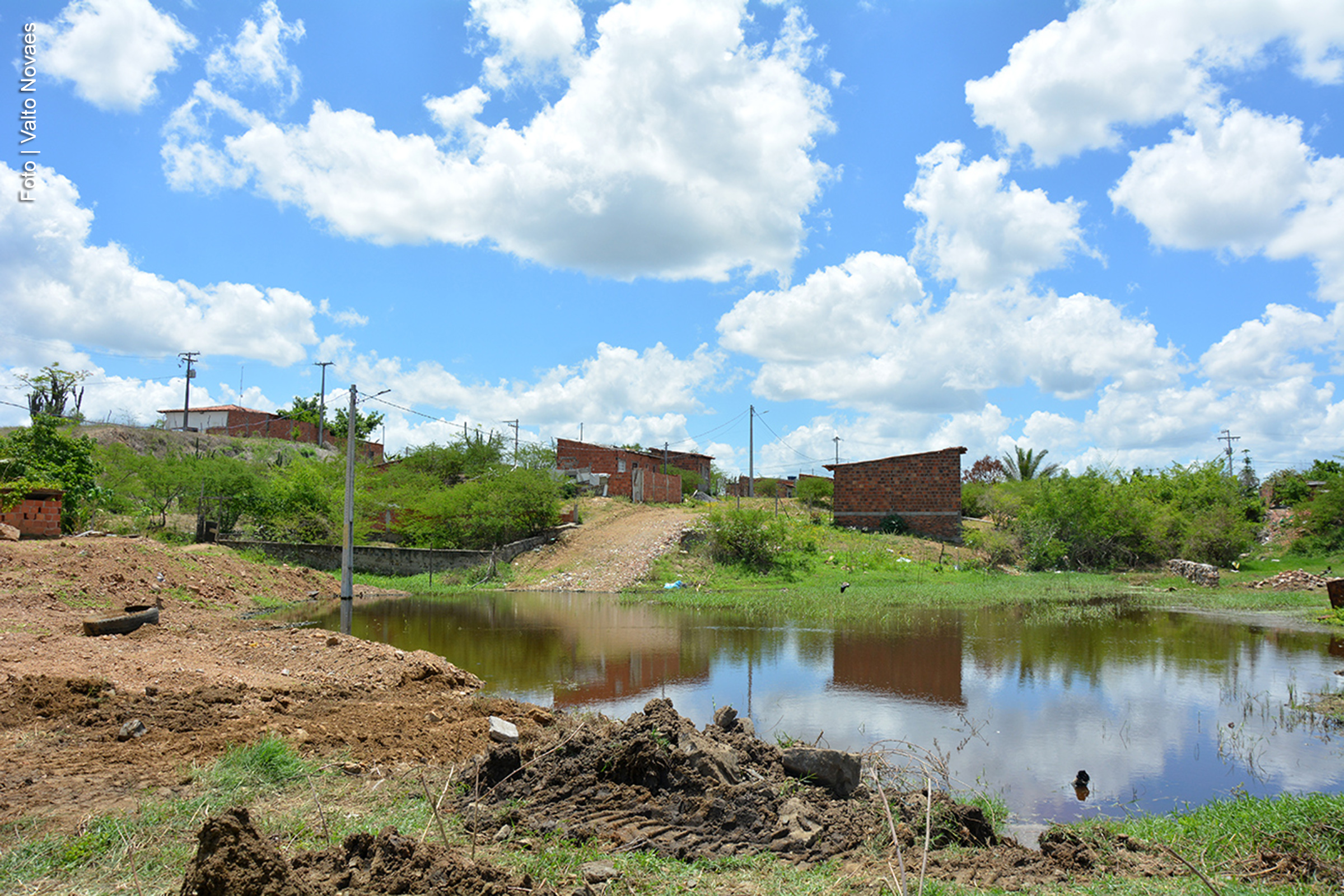 Dois homens foram flagrados aterrando um terreno e desviando um curso de água na Área de Preservação Permanente de Pedra do Cavalo, em Feira de Santana. A ação conjunta de órgãos municipais e da Guarda Civil resultou na apreensão de uma retroescavadeira e na condução dos suspeitos à delegacia.