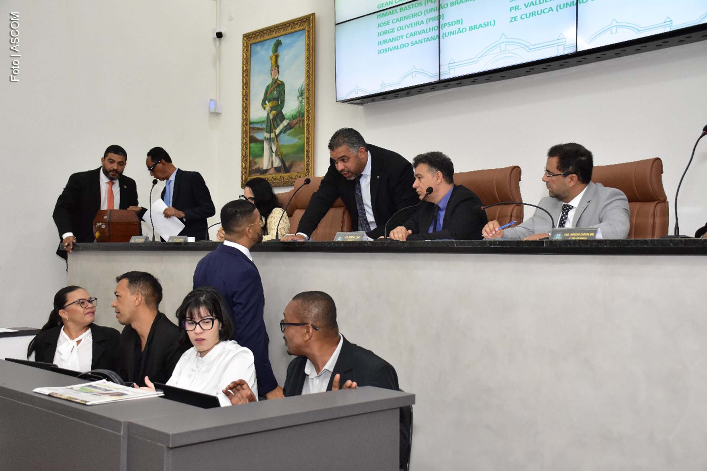 A Câmara Municipal de Feira de Santana aprovou, nesta terça-feira (23), projeto que reduz entre 5% e 20% os salários de servidores comissionados. A medida, articulada pela Mesa Diretora, também altera o valor do vale-alimentação e segue para sanção do Executivo.