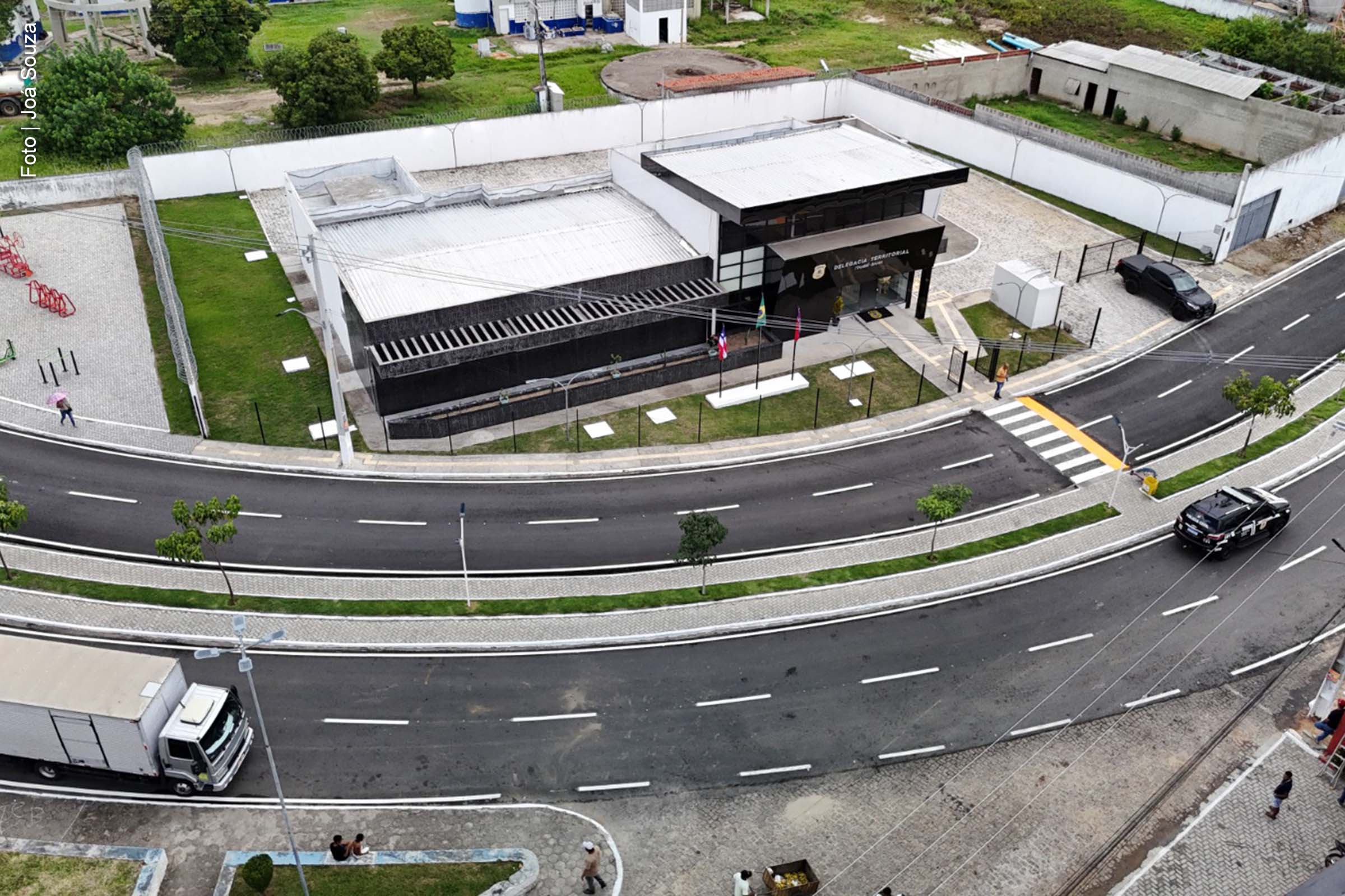 O município de Itambé, no sudoeste da Bahia, recebeu a nova sede da Delegacia Territorial, modernizada com investimento de R$ 2,6 milhões. Durante a visita do governador Jerônimo Rodrigues, foram entregues obras de infraestrutura, saúde, educação e assistência social, além de anunciados novos projetos para a região.