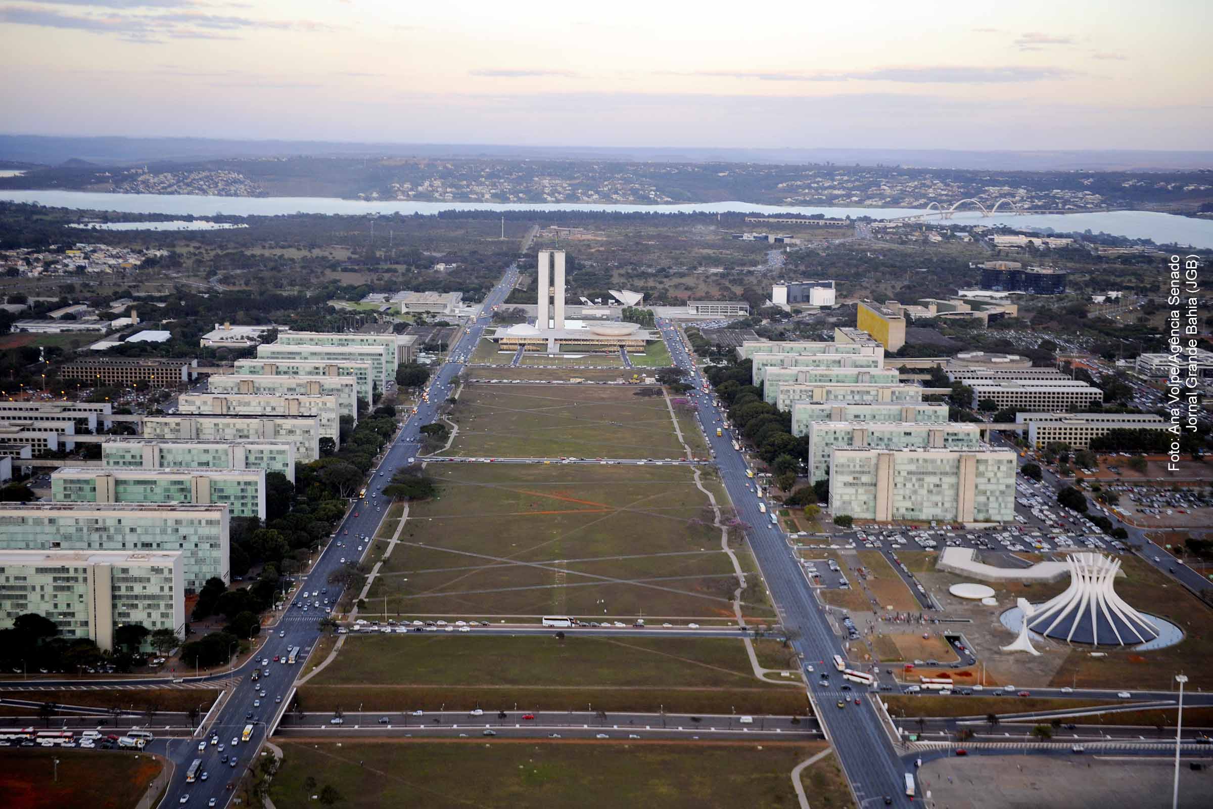 Vista aérea da Esplanada dos Ministérios com a sede dos Três Poderes, em Brasília (DF).