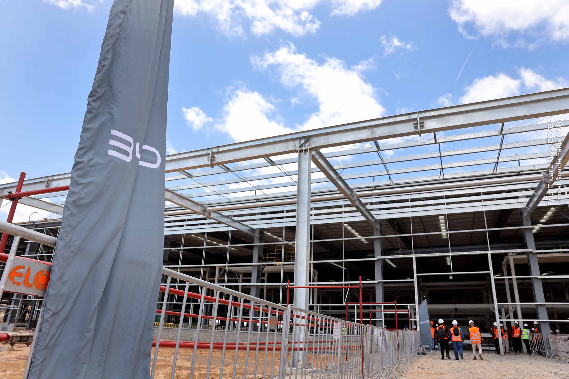 Vista parcial do canteiro de obras da nova fábrica de veículos elétricos da BYD em Camaçari.
