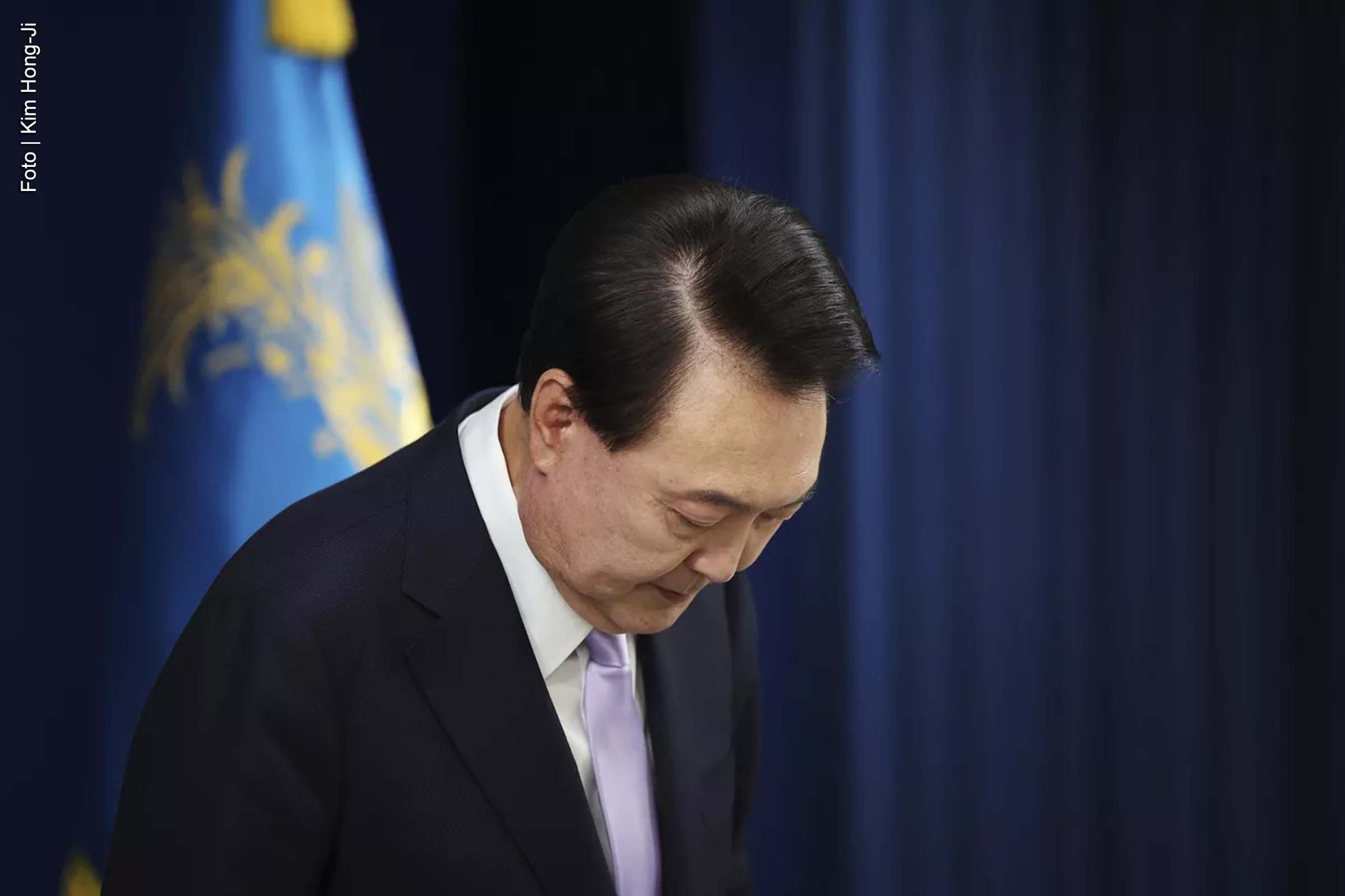 O presidente da Coreia do Sul, Yoon Suk-yeol, foi preso nesta terça-feira (14) após uma tentativa frustrada de execução do mandado de prisão que havia sido emitido contra ele. Acusado de abuso de poder e insurreição, Yoon se entregou às autoridades após horas de impasse e confrontos em sua residência. A prisão representa um marco na história política sul-coreana, sendo a primeira vez que um presidente em exercício é detido.