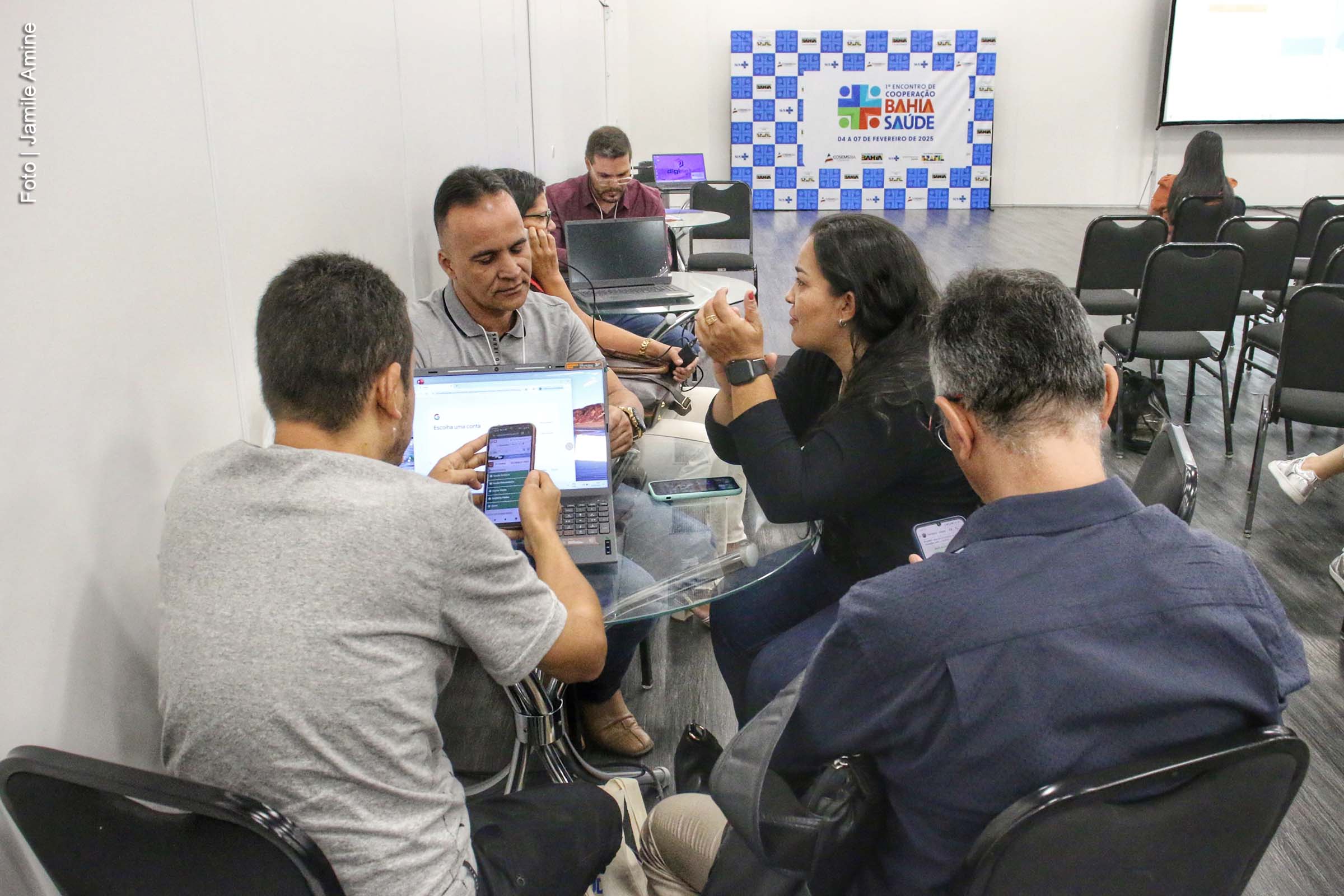O 1º Encontro de Cooperação Bahia Saúde reuniu representantes de 415 municípios para discutir estratégias de fortalecimento da gestão em saúde. O evento, encerrado na sexta-feira (7), em Salvador, teve como foco a elaboração de planos regionais para o SUS Digital. A iniciativa visa aprimorar o atendimento e ampliar a digitalização dos serviços no estado.