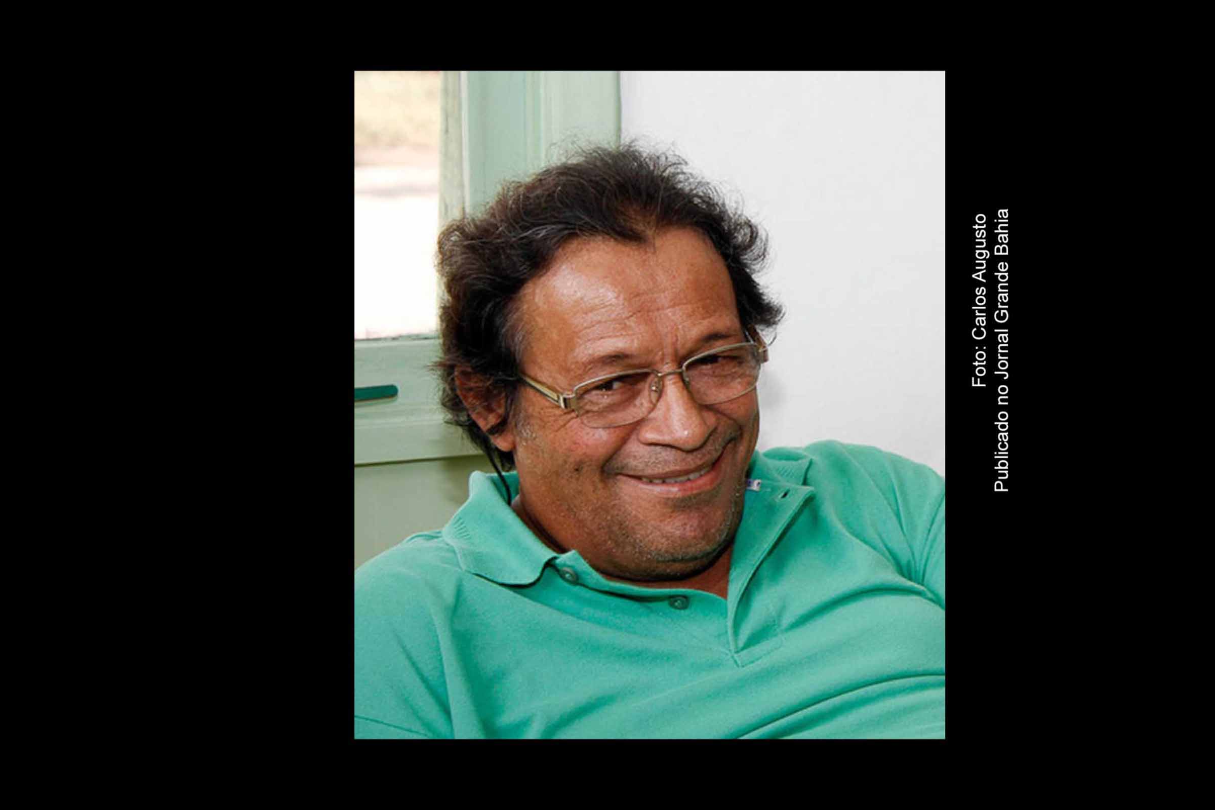 Adilson Simas construiu uma carreira de mais de 50 anos no jornalismo de Feira de Santana, com atuação em jornais, rádio, literatura e comunicação institucional. Natural de Itaberaba, destacou-se pela objetividade, versatilidade editorial e preservação da memória local. Autor de obra histórica sobre o Fluminense de Feira, manteve produção ativa até os últimos anos. Faleceu em 12 de janeiro de 2025, aos 77 anos.