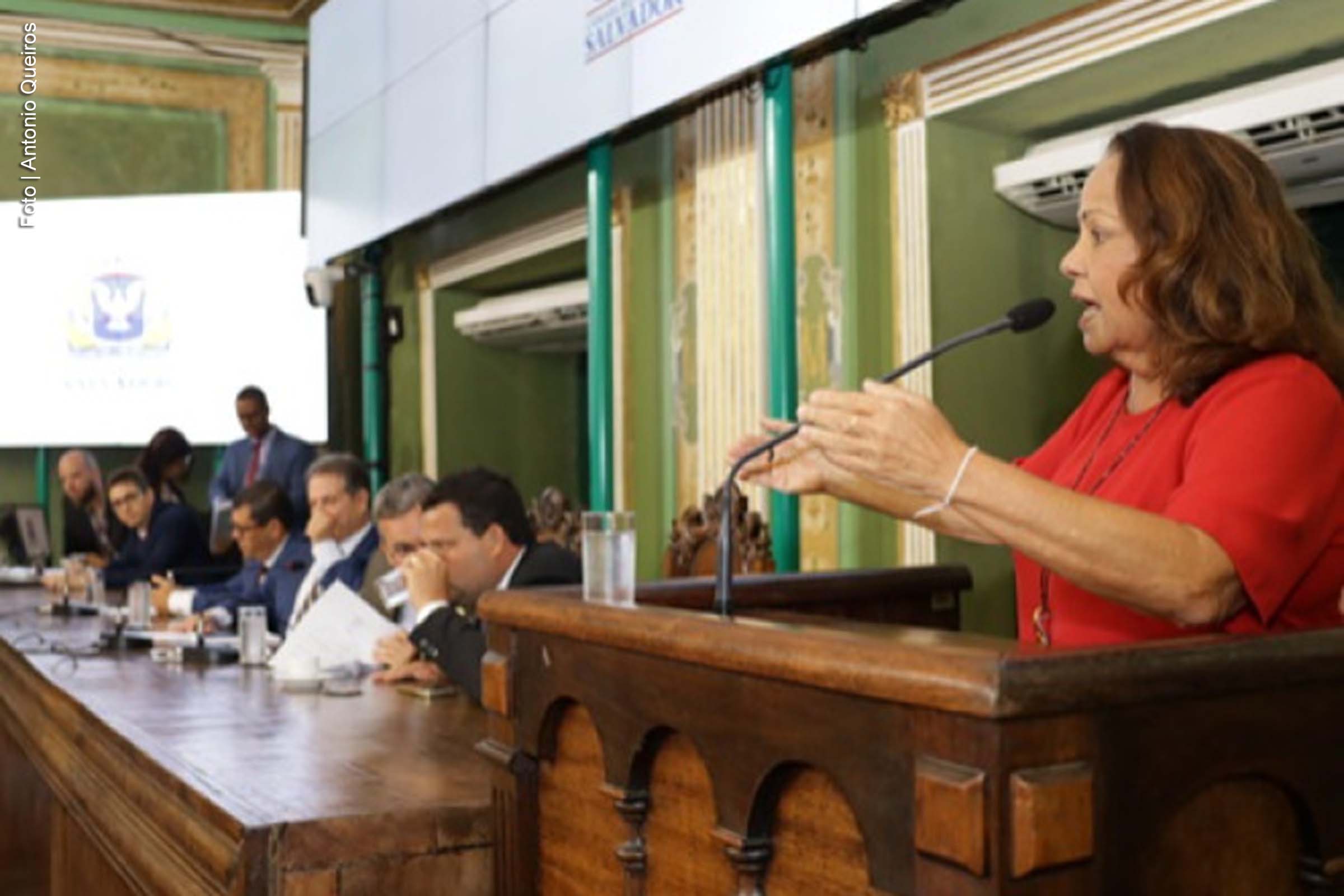 A vereadora Aladilce Souza (PCdoB), líder da bancada de oposição na Câmara Municipal de Salvador, propôs, na sessão ordinária desta quarta-feira (5), a convocação da secretária da Fazenda, Giovanna Victer, para esclarecer os cálculos que justificaram os reajustes do IPTU e da Taxa de Coleta, Remoção e Destinação de Resíduos Sólidos Domiciliares (TRSD). A sugestão foi apresentada após questionamentos sobre os valores dos aumentos e a transparência dos critérios adotados pela Prefeitura.