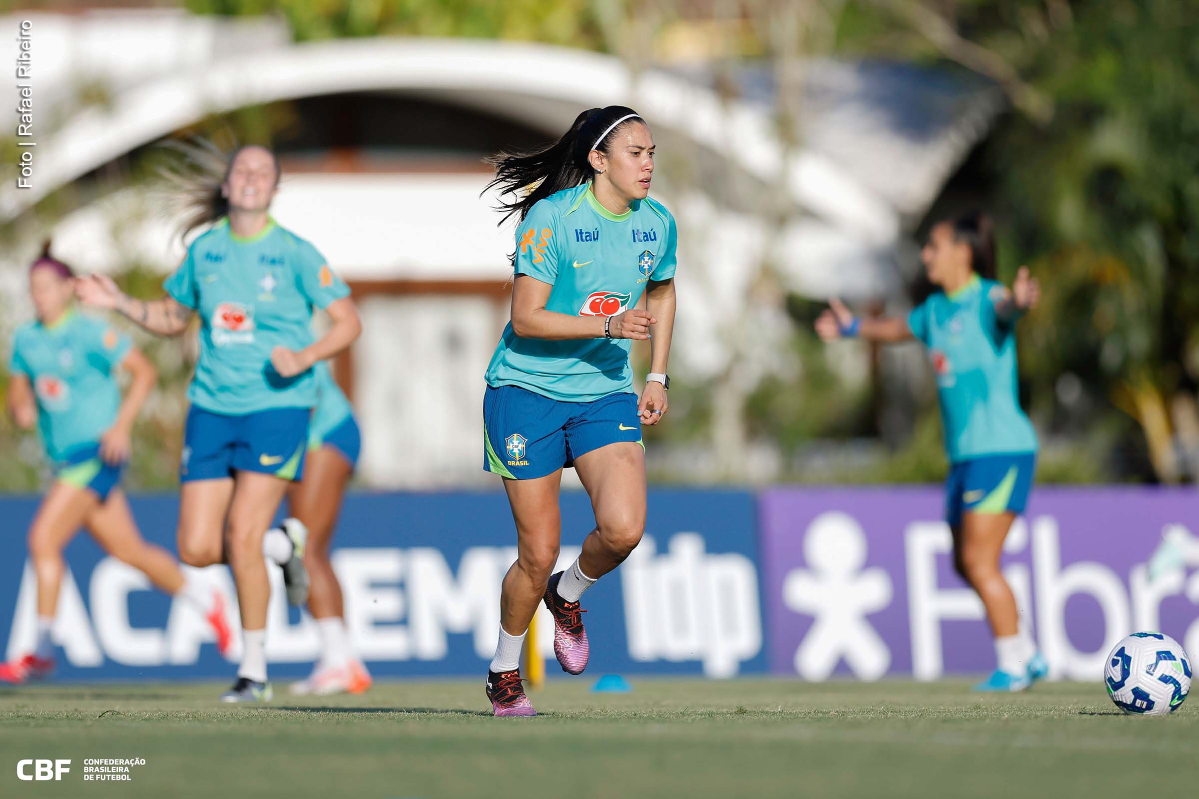 Antonia, lateral e zagueira, superou uma fratura na perna durante a partida contra a Espanha na Olimpíada de Paris, em 2024, e foi fundamental para a classificação do Brasil.