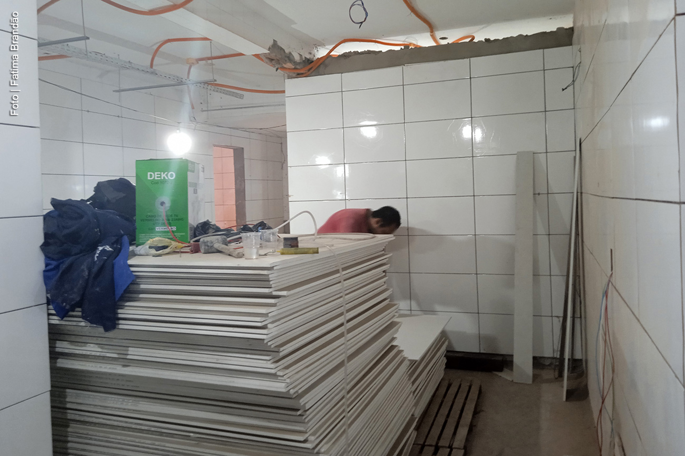 As obras de reforma e ampliação do Ambulatório de Pediatria e do Bloco Neonatal do Hospital Inácia Pinto dos Santos, conhecido como Hospital da Mulher, seguem em ritmo acelerado. Com um investimento superior a R$ 600 mil, a iniciativa, conduzida pela Fundação Hospitalar de Feira de Santana, tem como objetivo aprimorar a infraestrutura e ampliar a capacidade de atendimento da unidade de saúde. A previsão de entrega das novas instalações é de 60 dias.