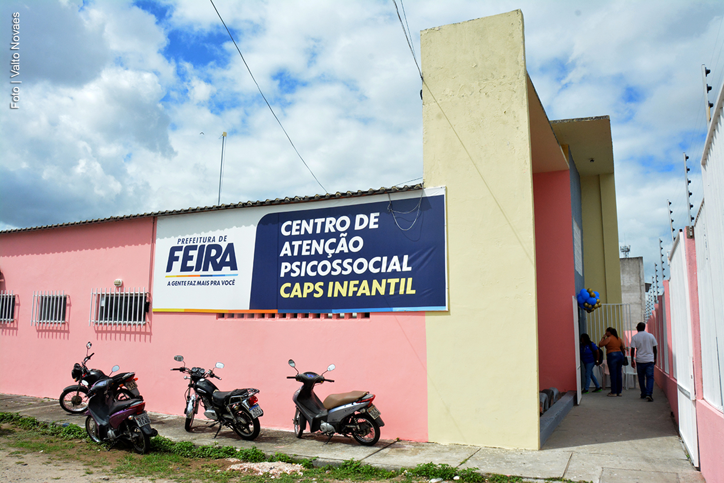 Nesta quinta-feira (20/02/2025), o Centro de Atendimento Psicossocial Infantojuvenil (Caps i) Osvaldo Brasileiro Franco celebrou seu 20º aniversário com uma manhã de comemorações e homenagens. A subsecretária de Saúde, Valdenice Gonçalves, participou do evento representando o titular da pasta, Rodrigo Matos. O Caps i, que integra a Rede de Atenção Psicossocial (RAPS), é responsável pelo acompanhamento de crianças e adolescentes com transtornos mentais severos e persistentes.