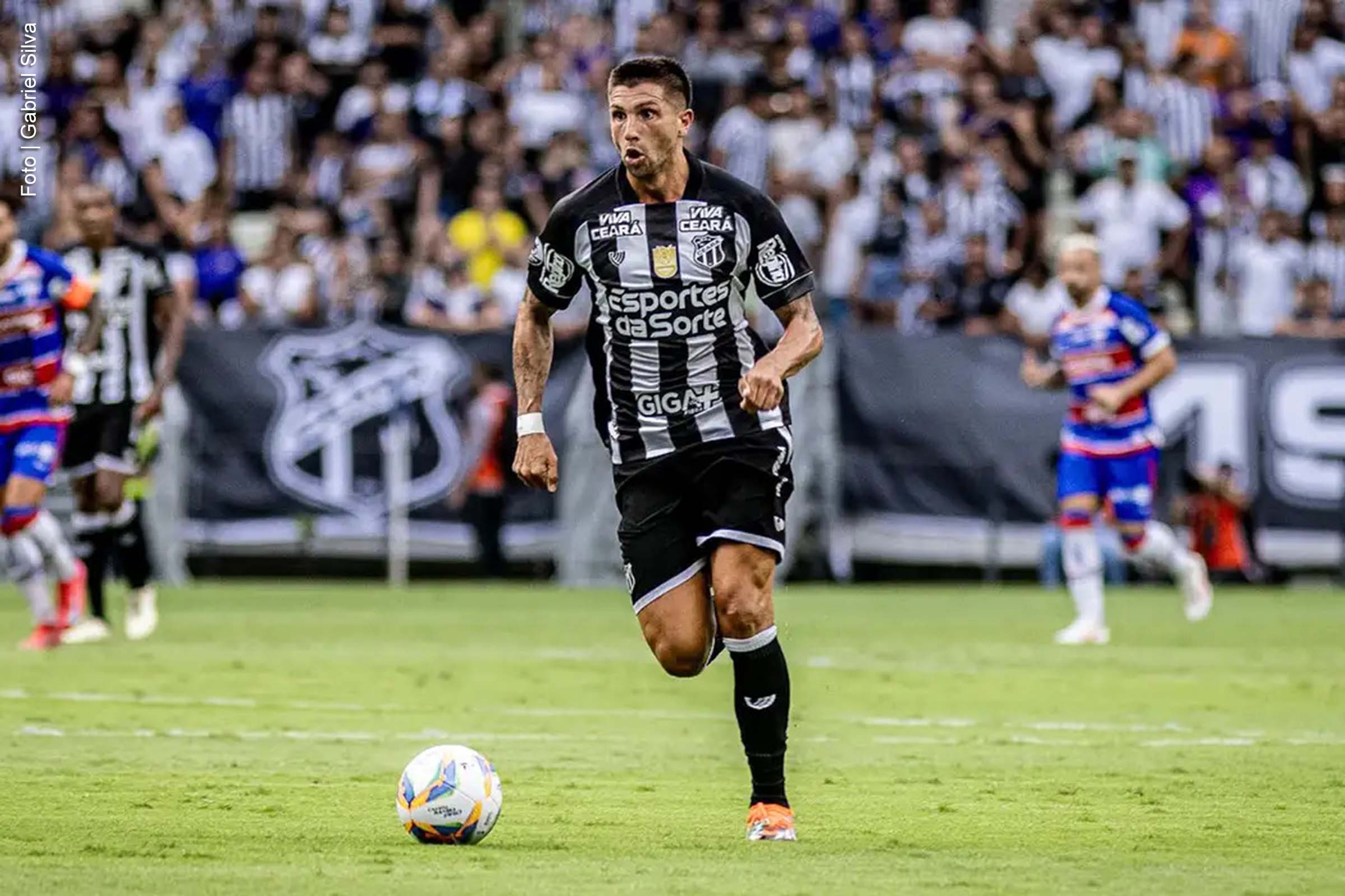Em clássico disputado neste sábado (08/02/2025), o Ceará venceu o Fortaleza por 2 a 1 na Arena Castelão, pela quinta rodada do Campeonato Cearense. Com o resultado, o Vozão segue com 100% de aproveitamento e lidera o Grupo A. A partida teve transmissão da TV Brasil, em parceria com a TV Ceará.