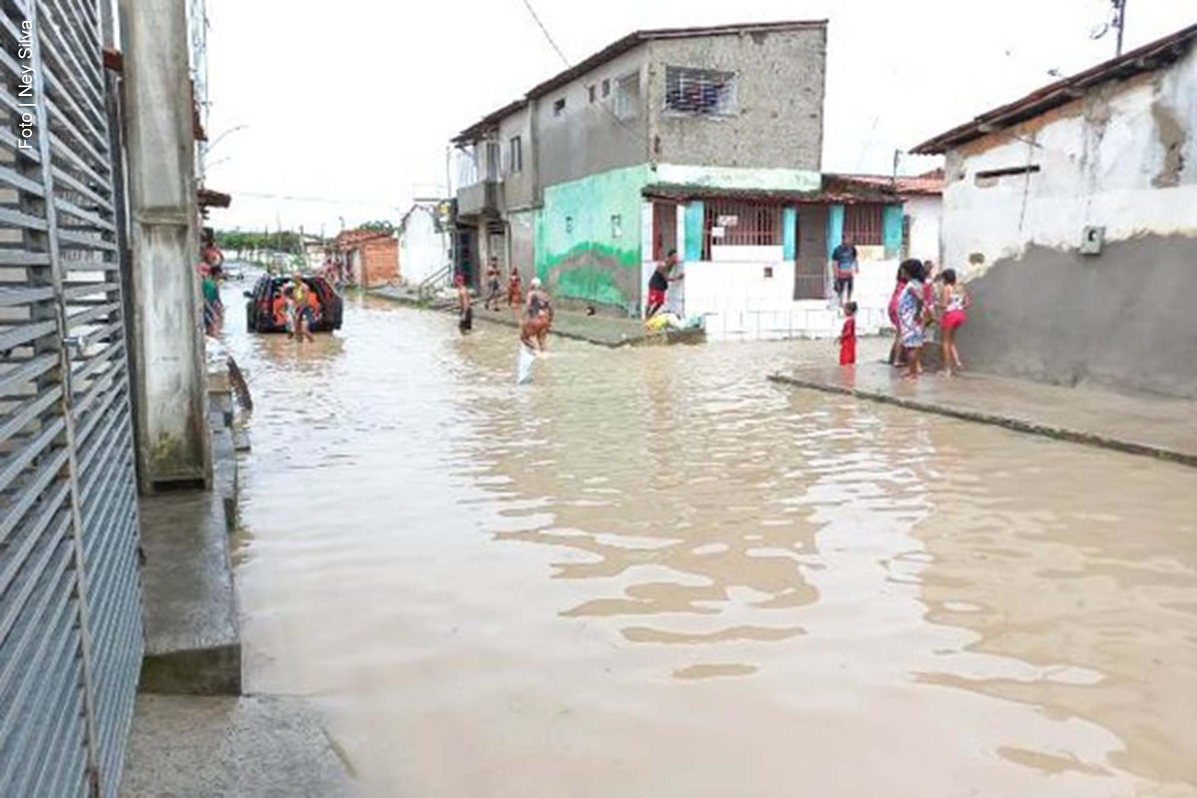 Com o apoio da Câmara Municipal, a Prefeitura de Feira de Santana dará início a um projeto de macrodrenagem, financiado por meio de um empréstimo de quase R$ 400 milhões. O vereador Ismael Bastos (PL), presidente da Comissão de Obras, destacou a importância da medida para combater os alagamentos recorrentes que afetam a população, principalmente em períodos de chuvas intensas.