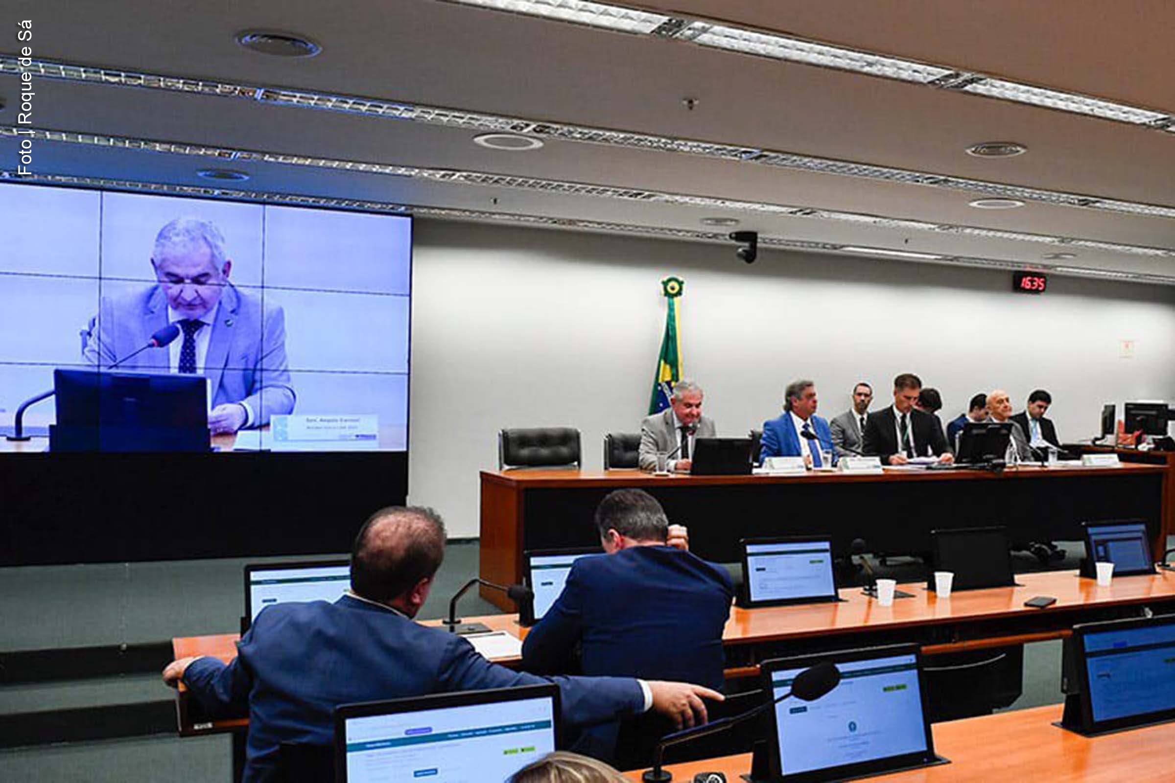 Comissão Mista de Orçamento define data para análise do Orçamento de 2025 após o feriado de Carnaval. Relatório final será apresentado pelo relator antes da votação.