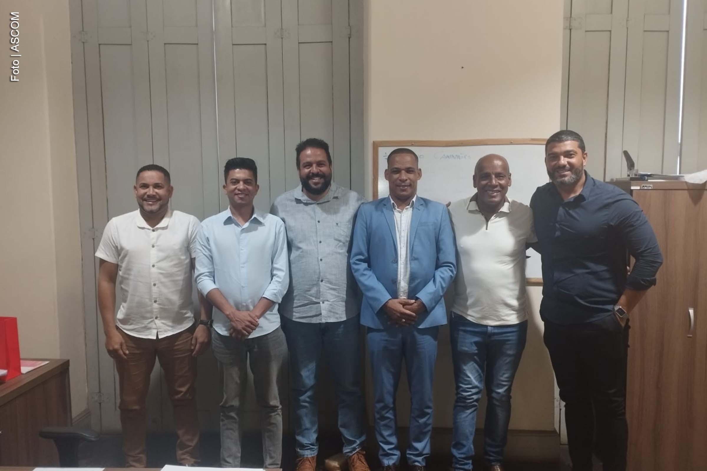 Na tarde desta quarta-feira (12/02/2024), a Comissão de Obras da Câmara de Feira de Santana se reuniu com o superintendente de Obras e Manutenção do Município, João Vianey, para discutir propostas de melhorias na infraestrutura urbana e rural. Entre os temas abordados, destacaram-se a duplicação da avenida Artêmia Pires, a preservação de lagoas e a implantação de asfalto ecológico nos distritos.
