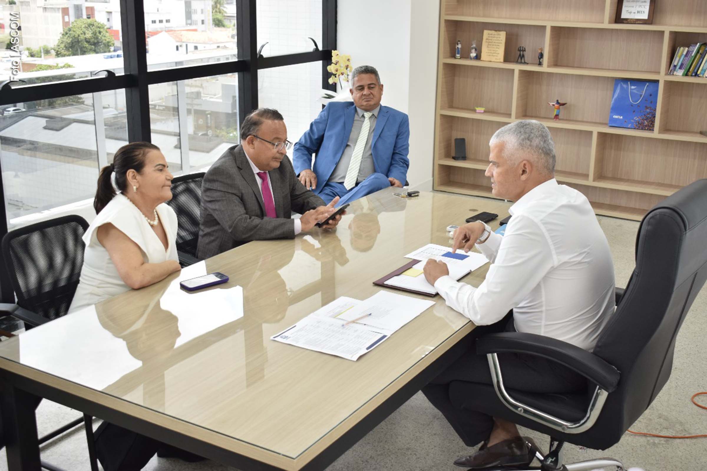 A Comissão de Educação da Câmara Municipal reuniu-se com o secretário de Educação, Pablo Roberto, na terça-feira (5), para tratar de temas como municipalização de escolas, contrato da merenda escolar, calendário de reposição de aulas e carência de professores. O encontro ocorreu na sede da Secretaria de Educação, a convite do titular da pasta.