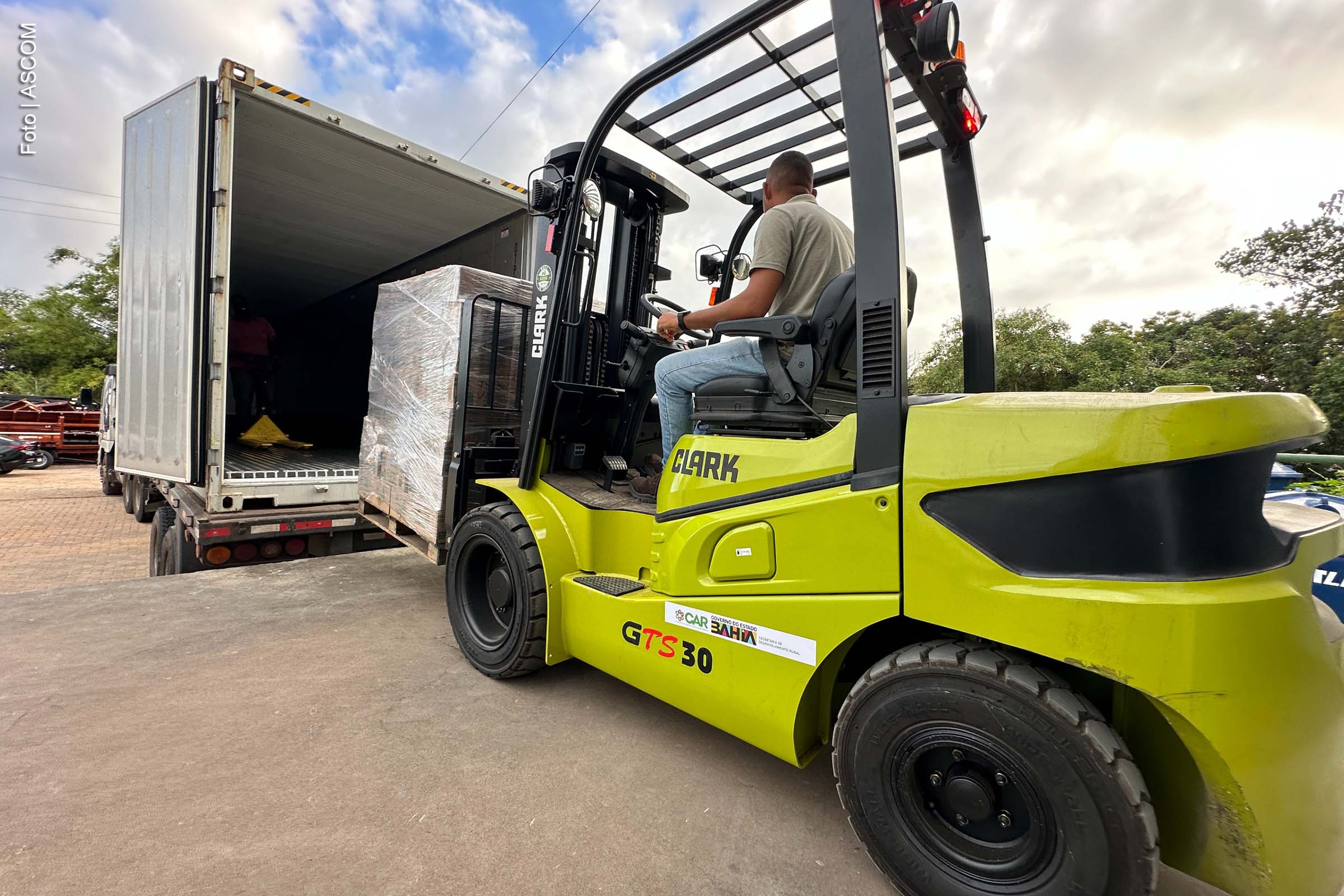 Na terça-feira, 11 de fevereiro de 2025, os Correios ampliaram sua parceria com o Governo da Bahia para impulsionar a comercialização dos produtos da agricultura familiar. A colaboração, formalizada durante a Feira Baiana da Agricultura Familiar e Economia Solidária, permite que os produtos da agricultura familiar cheguem a todos os municípios do Brasil e até ao mercado internacional. A parceria facilita o escoamento da produção e impulsiona a presença digital dos produtos da agricultura familiar, já apresentando resultados positivos.