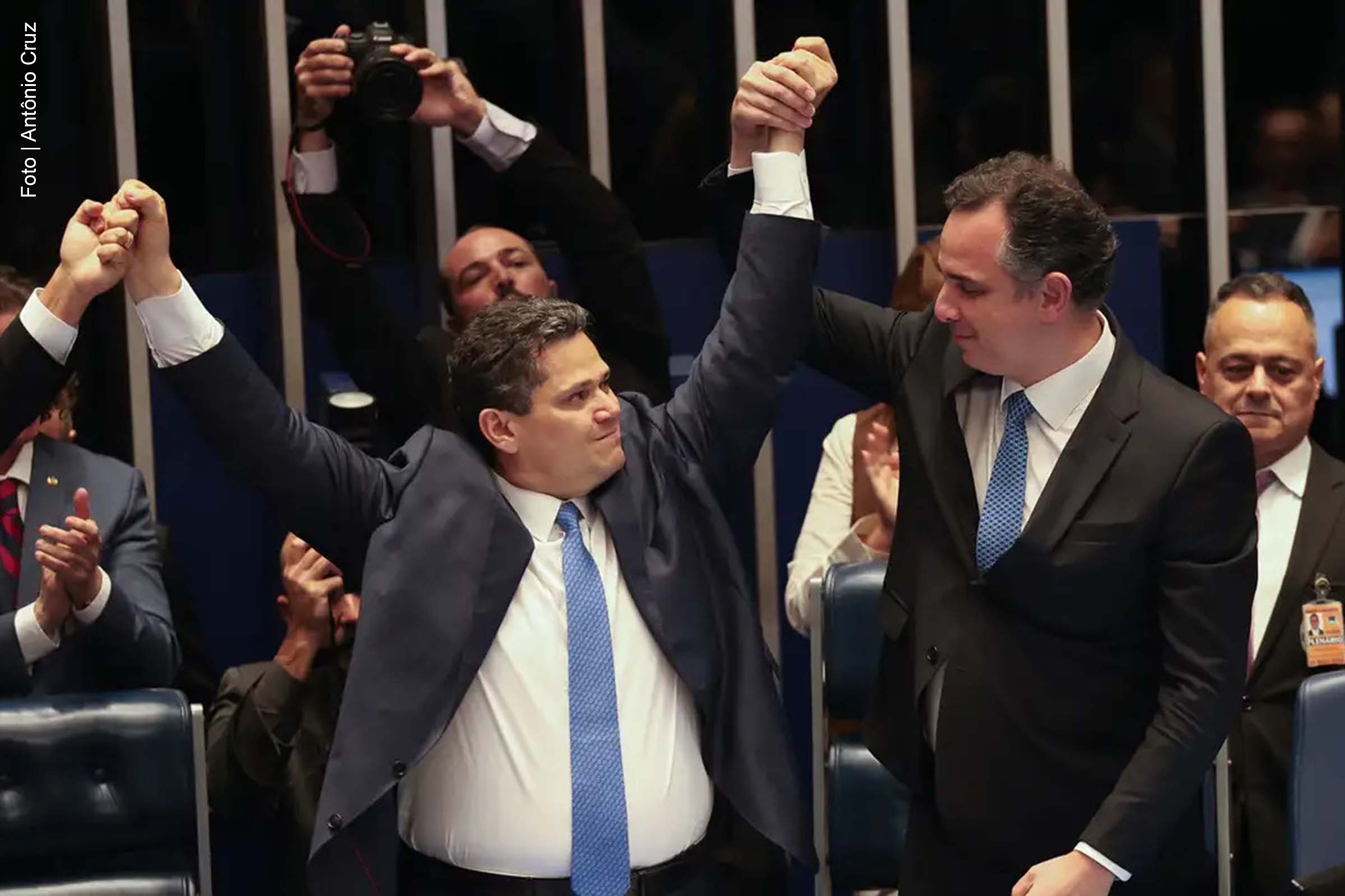 O novo presidente do Senado, Davi Alcolumbre (União Brasil-AP), celebrou sua eleição com 73 votos favoráveis e afirmou que o melhor caminho para o Brasil é a pacificação e a união nacional. Em sua fala, destacou a importância do entendimento entre os partidos e do apoio às necessidades locais por meio de emendas parlamentares. Alcolumbre também ressaltou o papel da independência no Legislativo e a busca por um ambiente de diálogo e respeito.