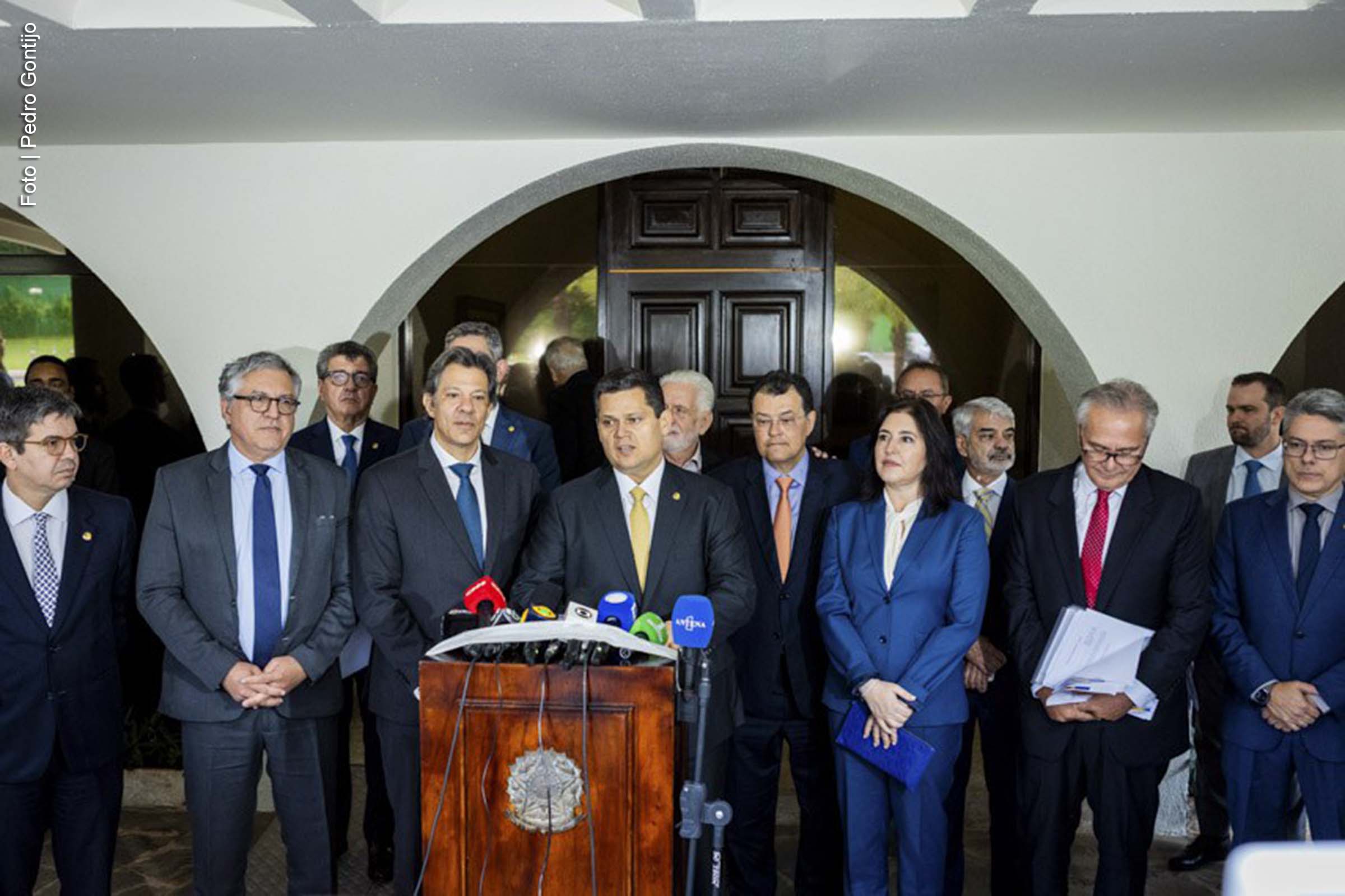 O presidente do Senado, Davi Alcolumbre, recebeu nesta terça-feira (11) a lista de prioridades do governo para os próximos dois anos. Durante o encontro, com a presença de ministros e líderes de bancada, Alcolumbre reafirmou o compromisso da Casa em trabalhar pela aprovação de propostas essenciais, incluindo a reforma tributária e novas regras para o Sistema de Pagamentos Brasileiro. O presidente do Senado se comprometeu a garantir um “ano de muito trabalho pelo Brasil”.