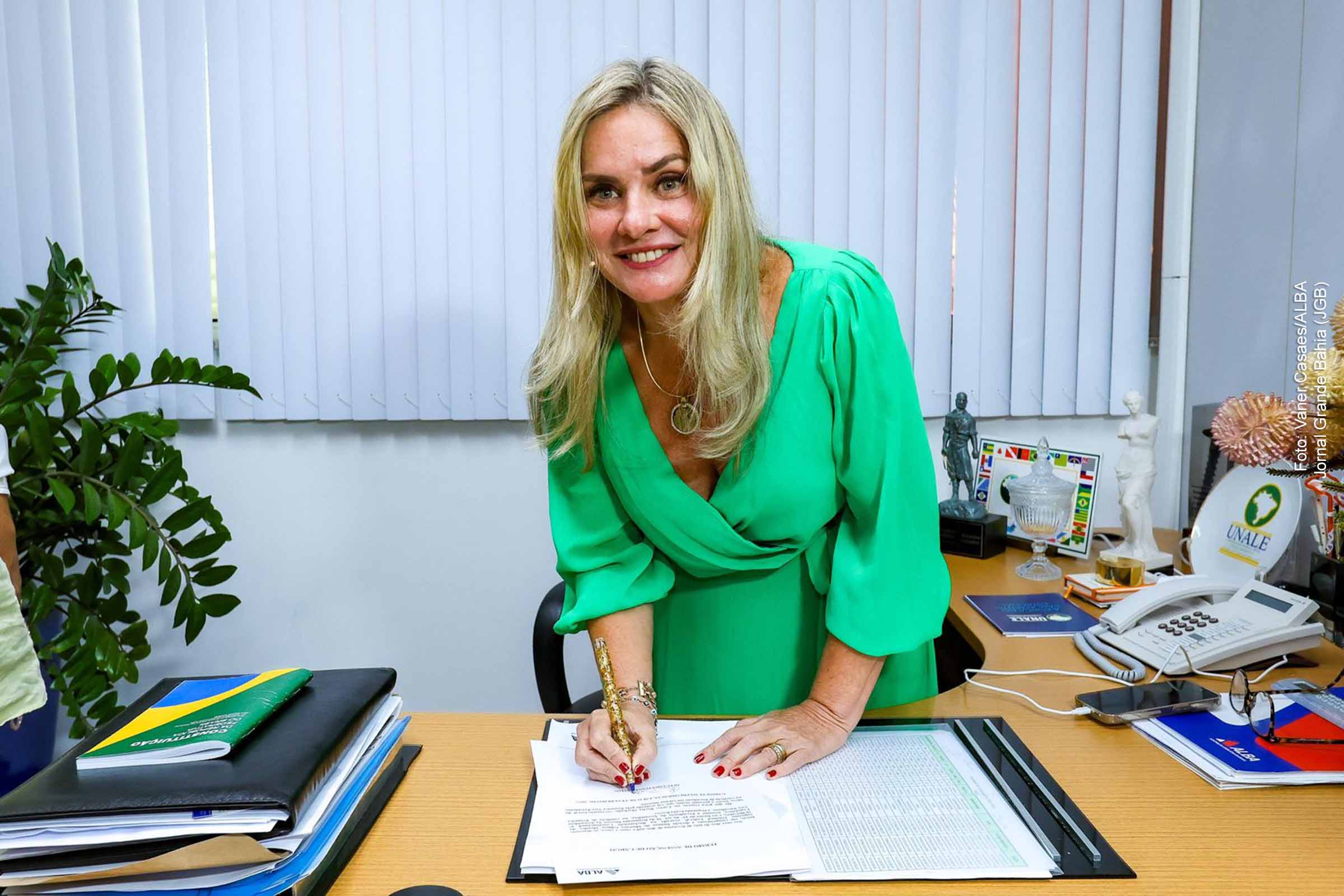 Deputada Ivana Bastos assume presidência interina da ALBA após afastamento de Adolfo Menezes pelo STF