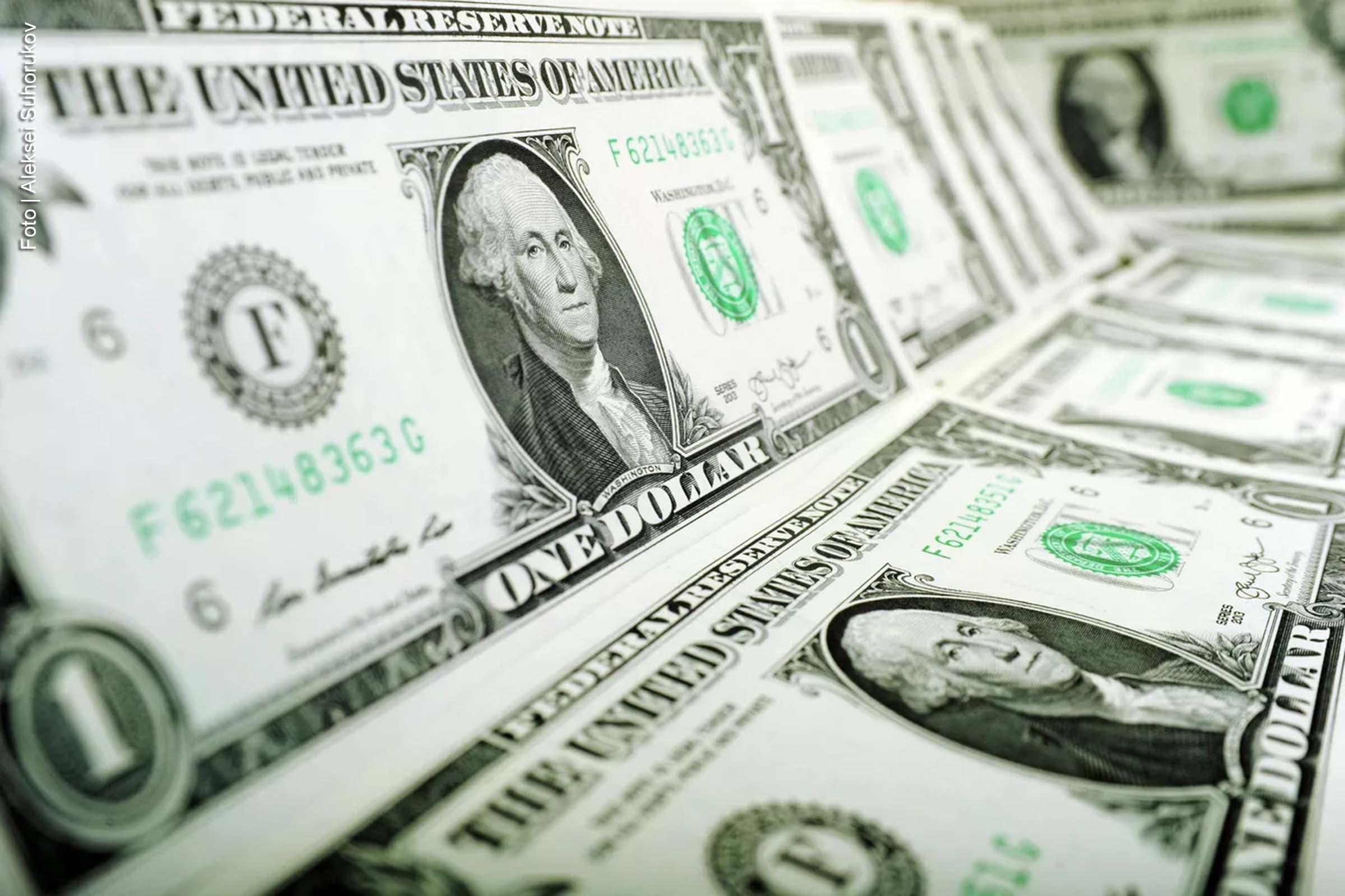 A diminuição da participação do dólar nas reservas cambiais globais tem sido motivo de preocupação para as autoridades dos EUA, conforme observado por especialista da Universidade de Economia Plekhanov, da Rússia. Embora a política agressiva dos EUA tenha contribuído para essa mudança, o foco dos países do BRICS não está em criar uma moeda alternativa, mas em desenvolver sistemas de pagamento mais seguros e independentes. Especialistas apontam que o yuan da China pode substituir gradualmente o dólar nas transações internacionais.