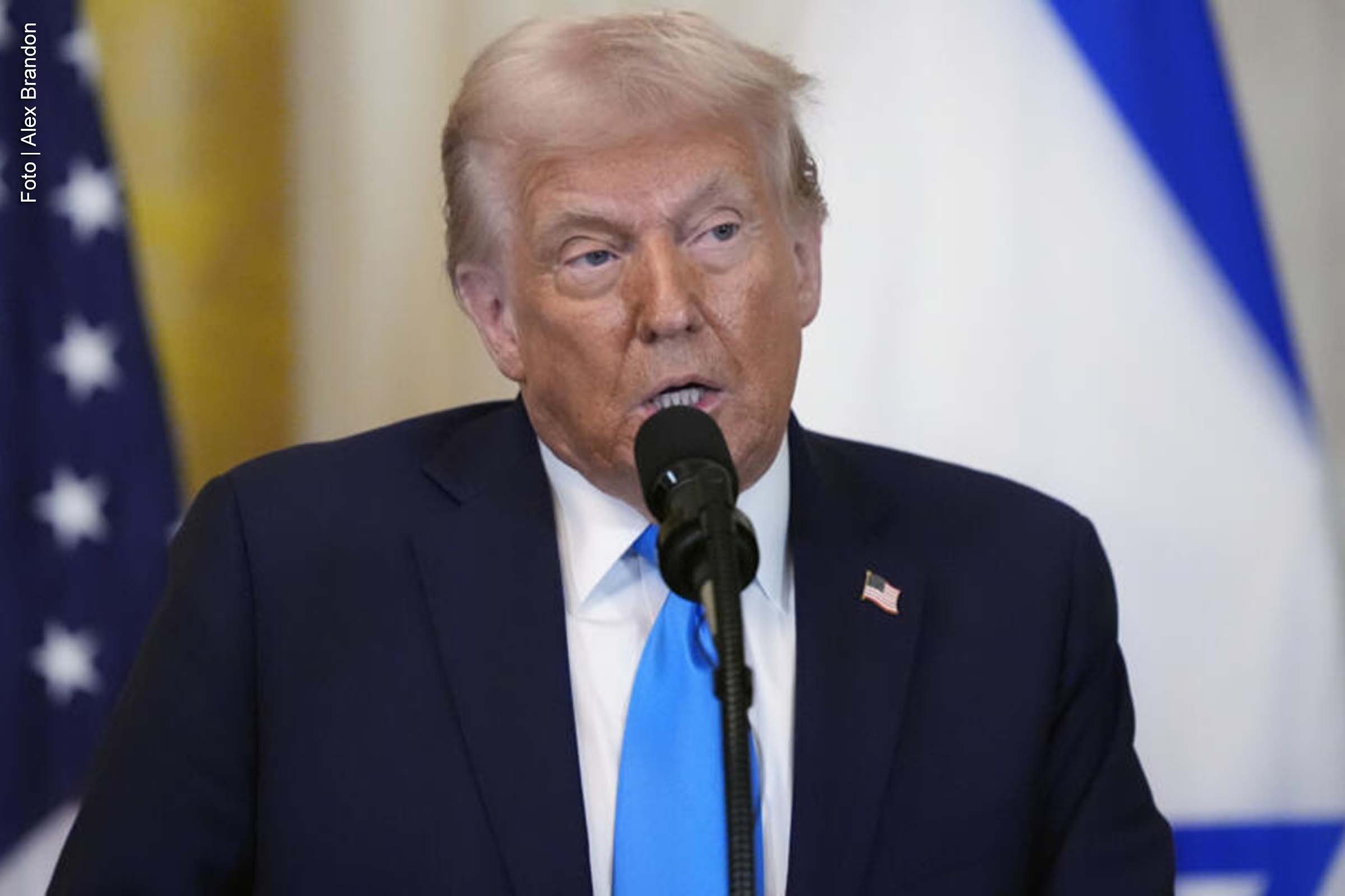 O presidente dos Estados Unidos, Donald Trump, apresentou um novo plano para a Faixa de Gaza, sugerindo que os Estados Unidos assumam o controle da região. Trump insistiu na realocação dos palestinos para Egito e Jordânia, o que foi amplamente rejeitado por líderes árabes, incluindo os presidentes dos dois países. Além disso, discutiu a possibilidade de normalização das relações diplomáticas entre Israel e Arábia Saudita.