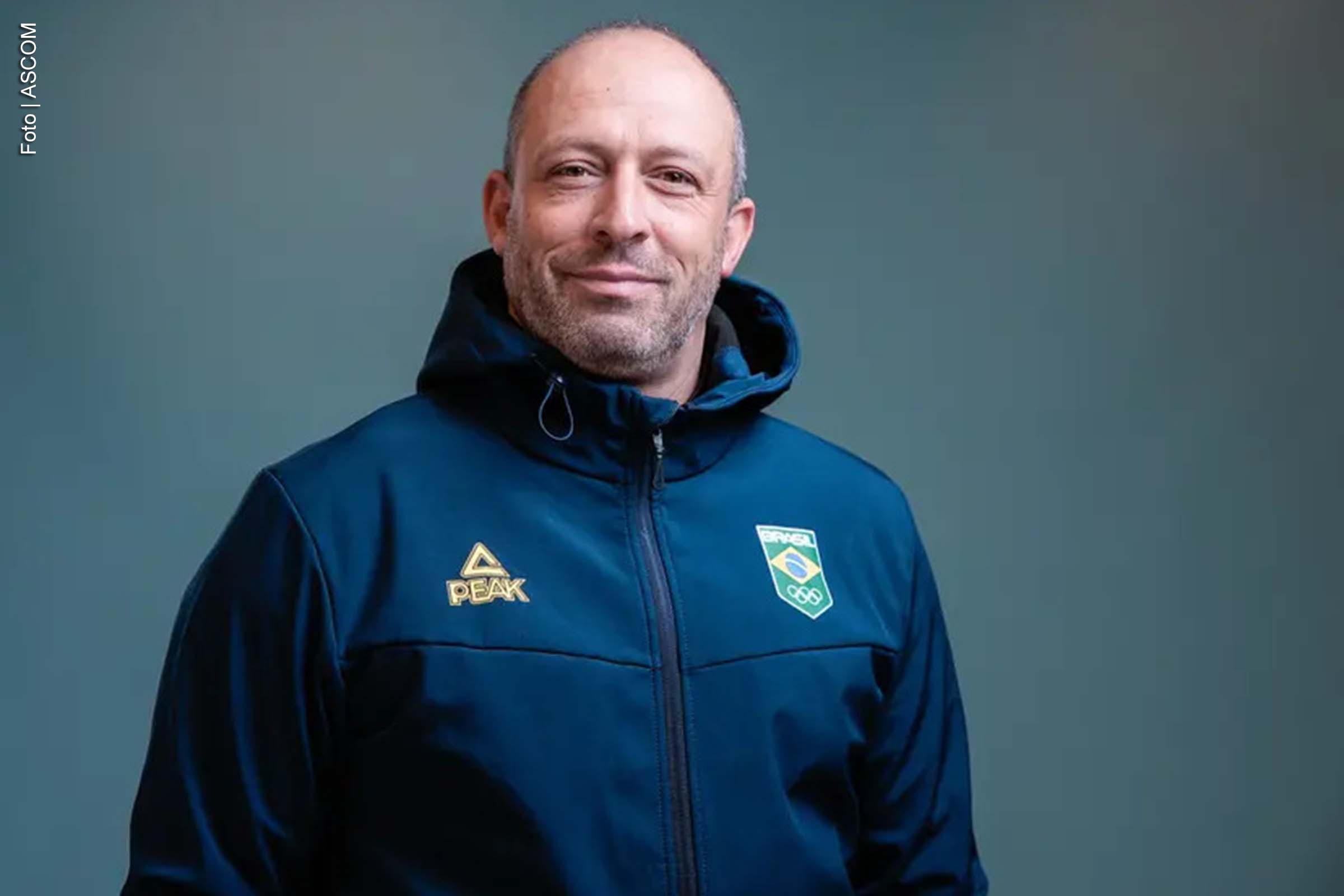 O Comitê Olímpico do Brasil (COB) anunciou Emilio Strapasson como Chefe da Missão Brasileira nos Jogos Olímpicos de Inverno Milão-Cortina 2026. O ex-atleta de skeleton e atual presidente da Confederação Brasileira de Desportos no Gelo (CBDG) assume a função a um ano do evento. A nomeação ocorreu durante uma cerimônia na Arena Ice Brasil, em São Paulo, reunindo atletas, dirigentes e autoridades do esporte.