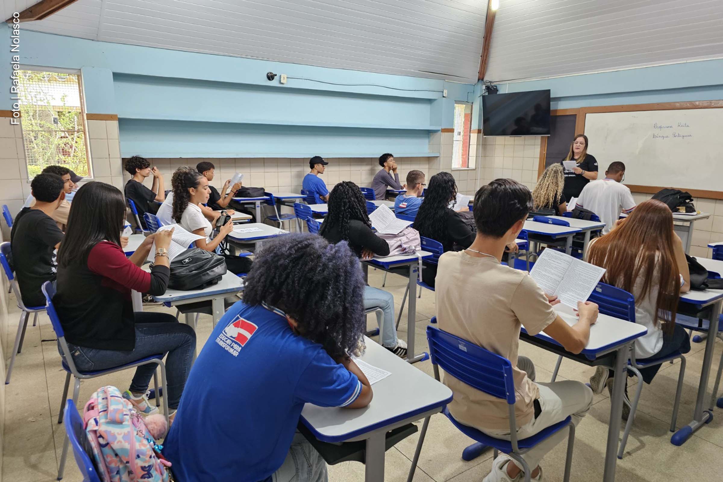 Cerca de 700 mil alunos retornaram às aulas nesta segunda-feira (10/02/2025) nas 1.743 escolas da rede estadual da Bahia. O início do ano letivo teve como tema a "Educação sustentável, inovadora e que cuida das aprendizagens", com atividades voltadas para a preservação ambiental e o fortalecimento da aprendizagem.