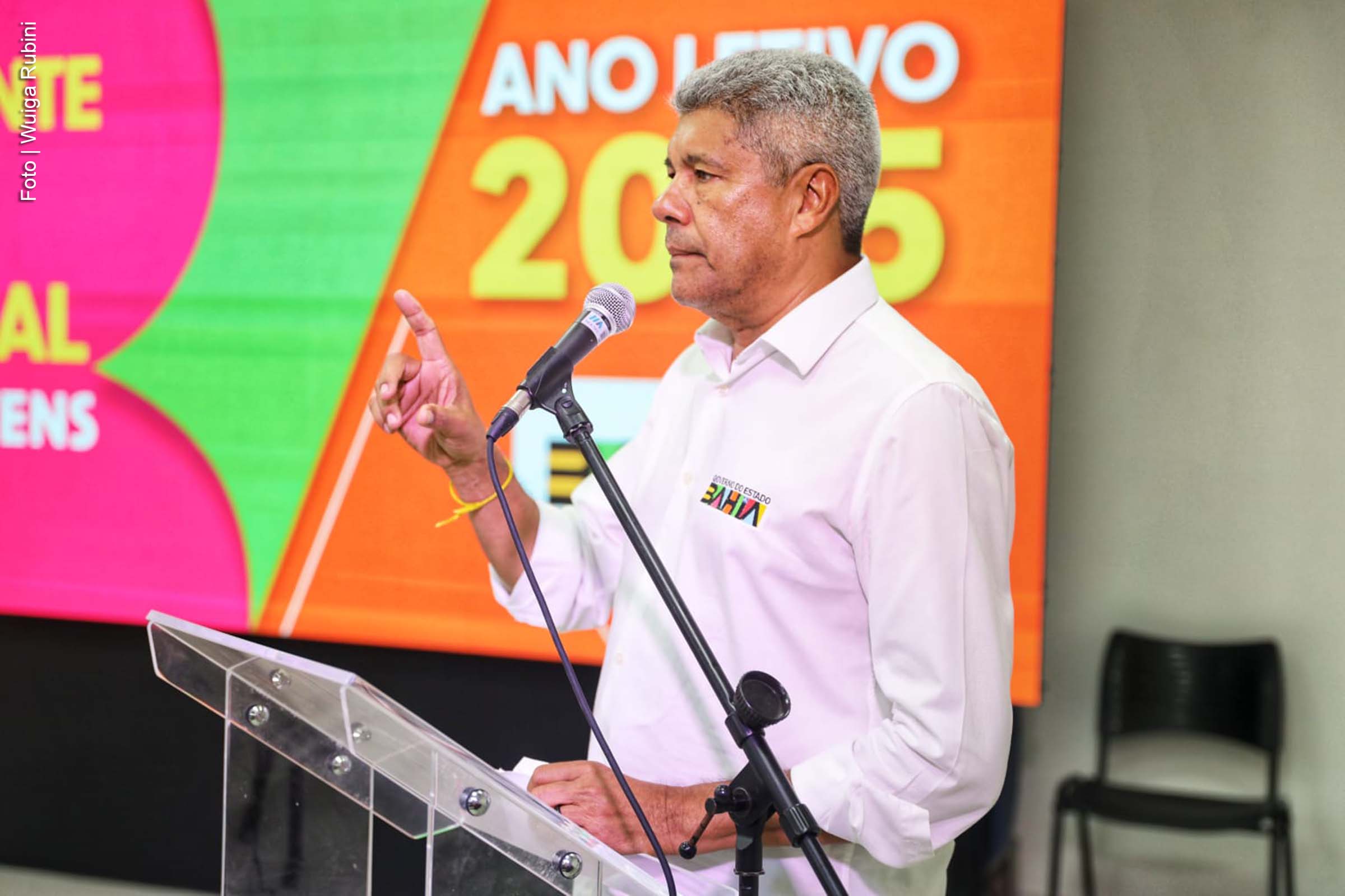 O ano letivo de 2025 da Educação de Jovens e Adultos (EJA) da rede estadual da Bahia teve início nesta quarta-feira (12/02/2025), com mais de 100 mil estudantes matriculados. Em Salvador, a aula inaugural ocorreu no Colégio Estadual Rômulo Almeida, no bairro do Imbuí, com a presença do governador Jerônimo Rodrigues. A cerimônia destacou o tema "Educação sustentável, inovadora e focada no aprendizado", reforçando o compromisso com a formação de jovens e adultos.