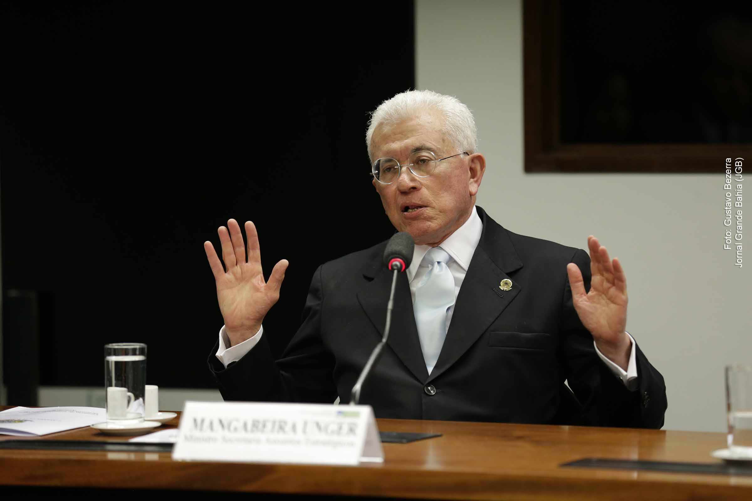 Ex-ministro Mangabeira Unger defende ruptura com modelo econômico atual e diálogo político amplo para futuro do Brasil