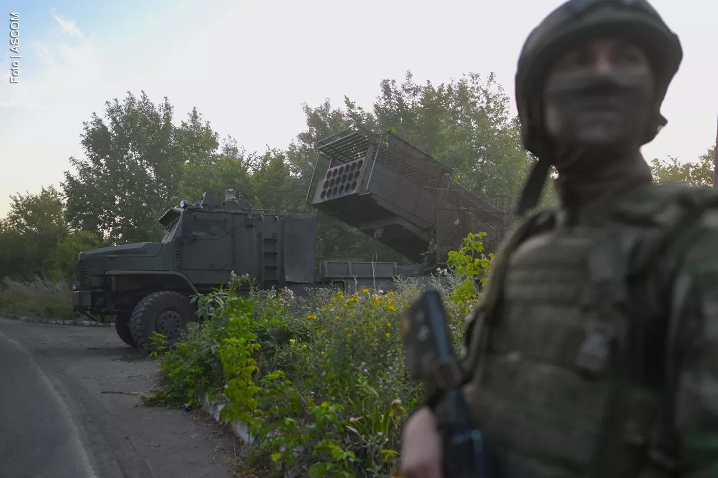 Em meio ao confronto na Ucrânia, a União Europeia enfrenta dilemas internos sobre a produção de armas e o fortalecimento militar, enquanto a Rússia mantém uma vantagem estratégica significativa.