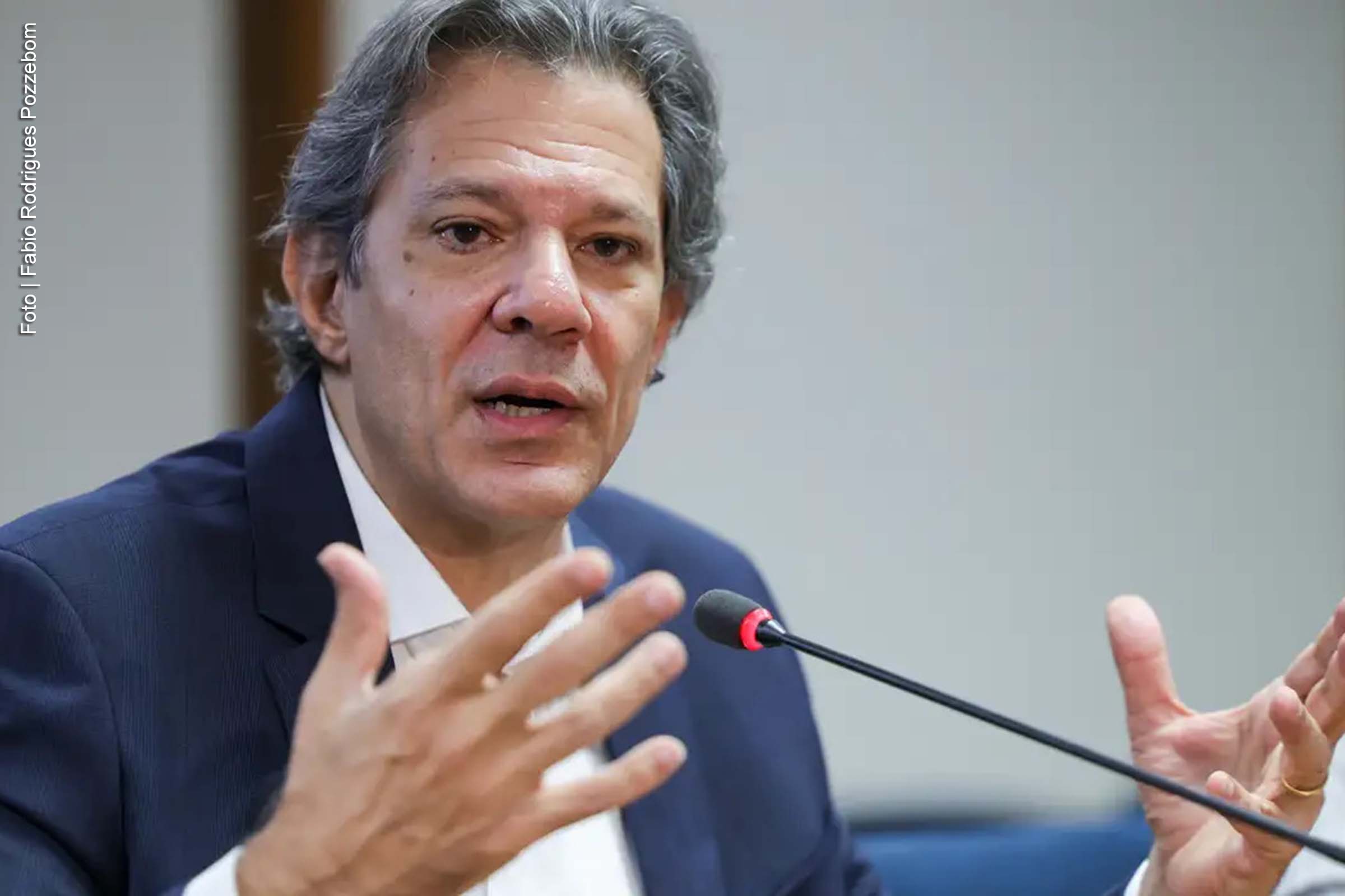 O ministro da Fazenda, Fernando Haddad, afirmou nesta quarta-feira (7) que as políticas econômicas adotadas pelo governo deverão levar o dólar a um "patamar adequado" e terão reflexos nos preços nas próximas semanas. Durante entrevista à Rádio Cidade, de Caruaru (PE), ele destacou que a valorização da moeda norte-americana no último ano impactou o custo dos alimentos, mas que a tendência agora é de estabilização. O ministro também ressaltou que a safra recorde prevista para o ano pode contribuir para a redução da inflação.