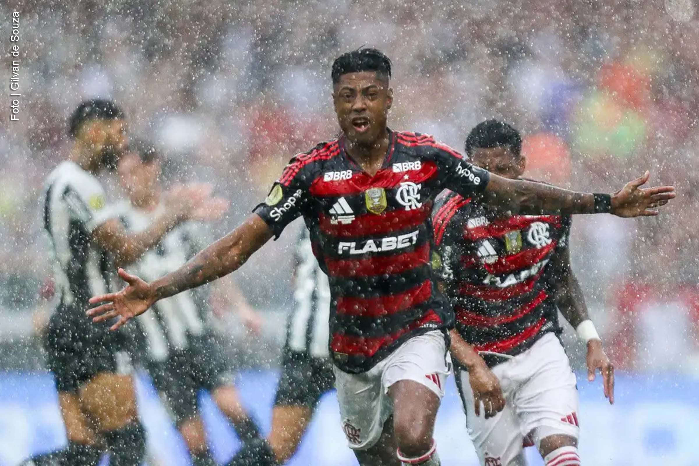 O Flamengo conquistou sua terceira Supercopa do Brasil ao derrotar o Botafogo por 3 a 1, na tarde deste domingo (2), no Mangueirão, em Belém (PA). A partida, marcada por forte chuva, teve Bruno Henrique como destaque, com dois gols. A vitória consolidou o domínio do time rubro-negro, que superou a interrupção provocada pela tempestade e garantiu o título da competição que envolve os campeões do Campeonato Brasileiro e da Copa do Brasil.