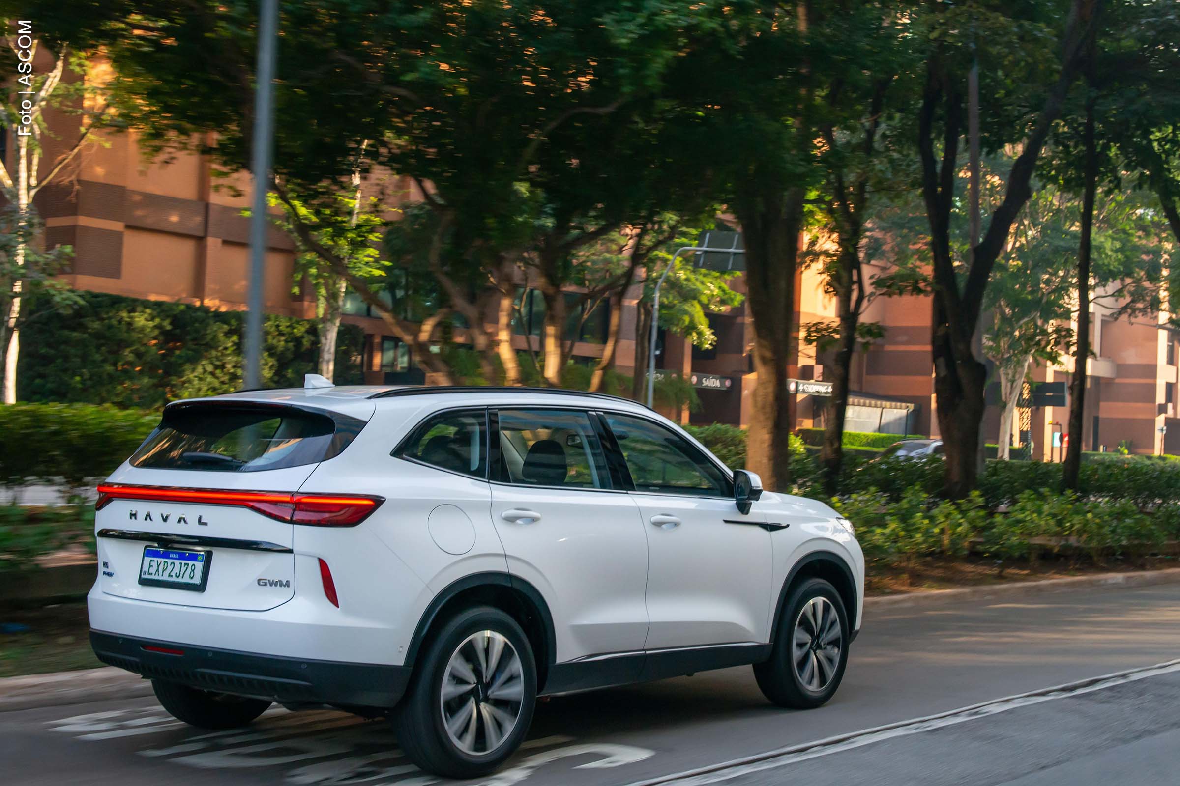 O GWM Haval H6 se consolidou como o veículo híbrido mais vendido do Brasil em 2024, com 22.893 unidades emplacadas. De acordo com dados da Associação Brasileira do Veículo Elétrico (ABVE), o modelo superou concorrentes de marcas como BYD, Toyota e Volvo, conquistando quase 12% de market share no segmento de veículos eletrificados. Em janeiro de 2025, a liderança do Haval H6 se manteve, com 2.241 unidades comercializadas no primeiro mês do ano.