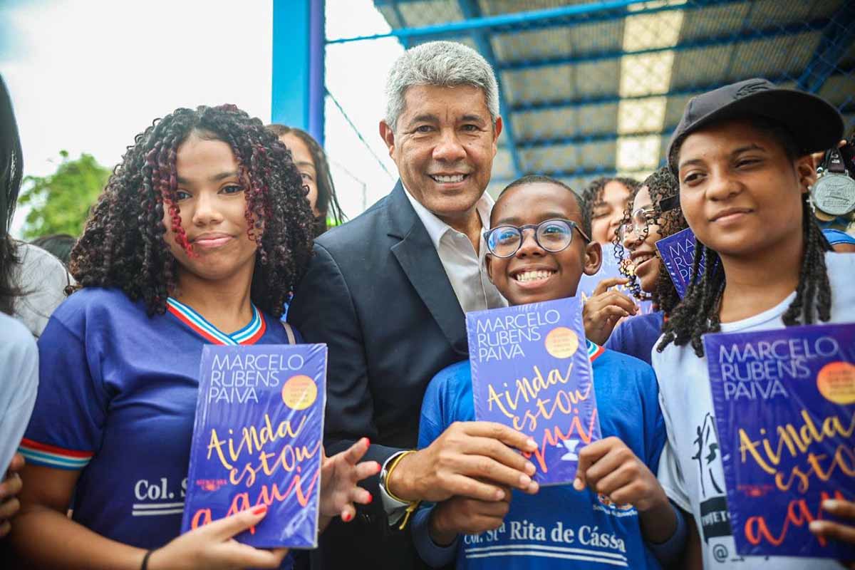 Governador Jerônimo Rodrigues ao lado de estudantes.
