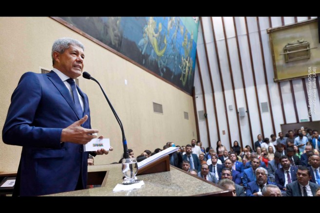 O governador da Bahia, Jerônimo Rodrigues, apresentou um balanço dos dois primeiros anos de gestão em pronunciamento na Assembleia Legislativa, destacando avanços em educação, saúde, segurança e desenvolvimento econômico. A educação será prioridade em 2025, com a implantação do Programa Bahia Alfabetização e investimentos na capacitação de professores. Na saúde, foram investidos R$ 11,8 bilhões em 2024, o maior volume da história do estado, com a expansão de policlínicas e hospitais. A segurança recebeu reforço, com aumento do efetivo e modernização da estrutura, resultando na redução de 8,7% nas mortes violentas. No setor econômico, novos investimentos devem gerar mais de 80 mil empregos. O turismo também cresceu, com aumento expressivo no número de visitantes internacionais e o fortalecimento do setor audiovisual com a criação da Bahia Filmes.