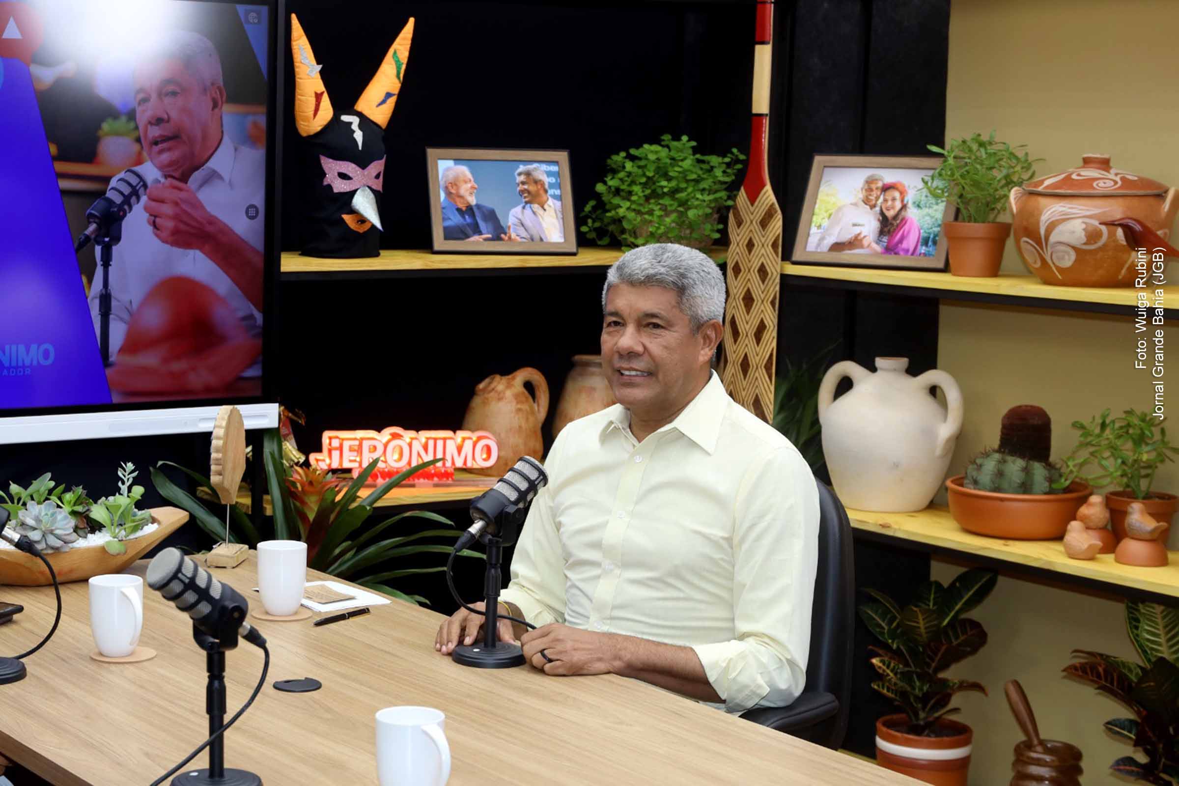 O governador Jerônimo Rodrigues anunciou, na segunda-feira (17/02/2025), as atrações patrocinadas pelo Governo do Estado para o Carnaval da Bahia 2025. O evento contará com trios sem cordas, apresentações no Pelourinho e um palco especial comemorando os 40 anos do Axé Music. O investimento inclui apoio a blocos afro, infraestrutura de segurança, saúde e mobilidade.