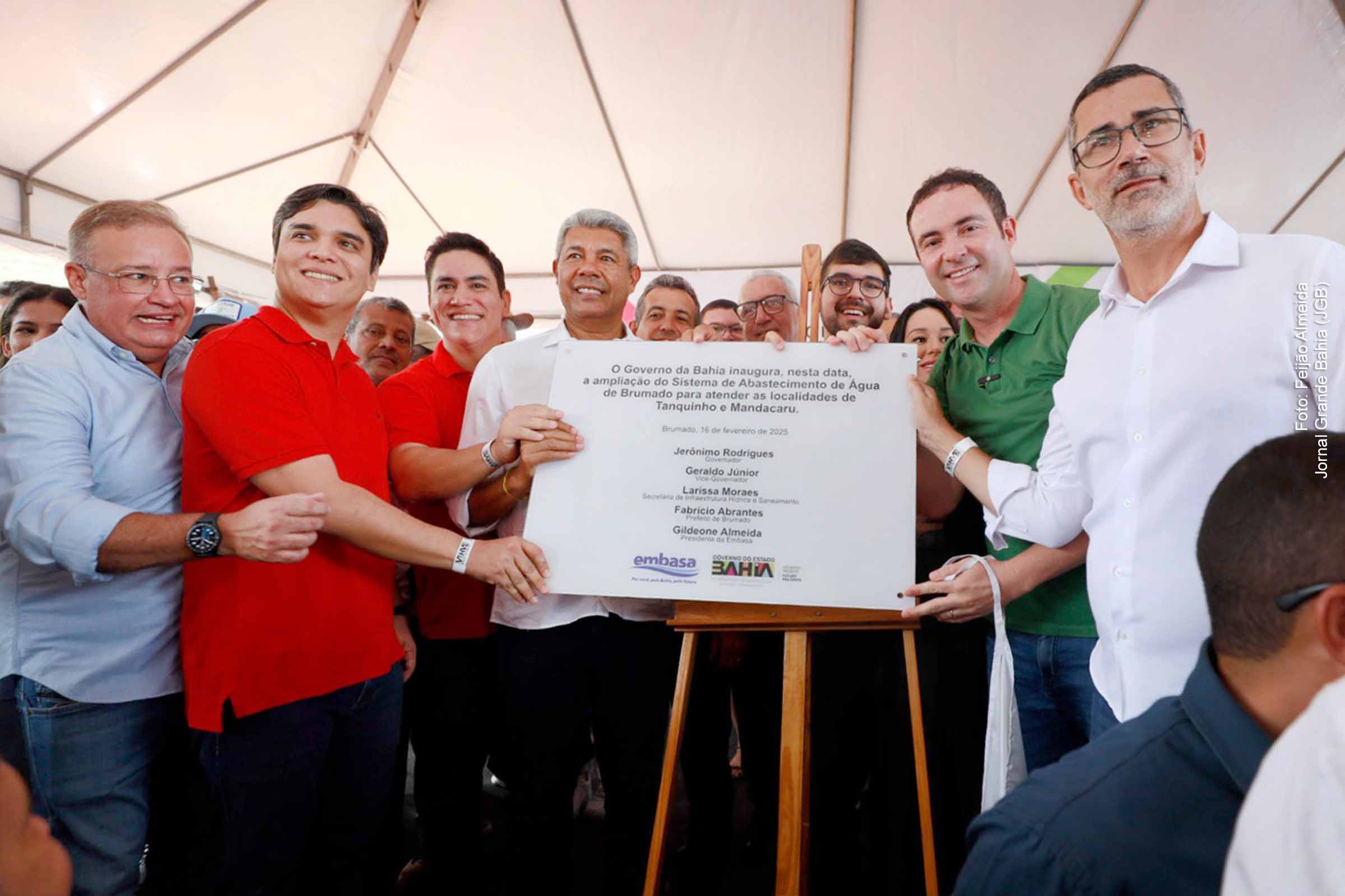 Brumado recebeu novos investimentos em abastecimento de água e infraestrutura, com a entrega do SIHS e ampliações na rede hídrica. O governador Jerônimo Rodrigues também assinou ordens de serviço para novas obras e autorizou convênios para pavimentação asfáltica, reforçando o compromisso com o desenvolvimento da região.