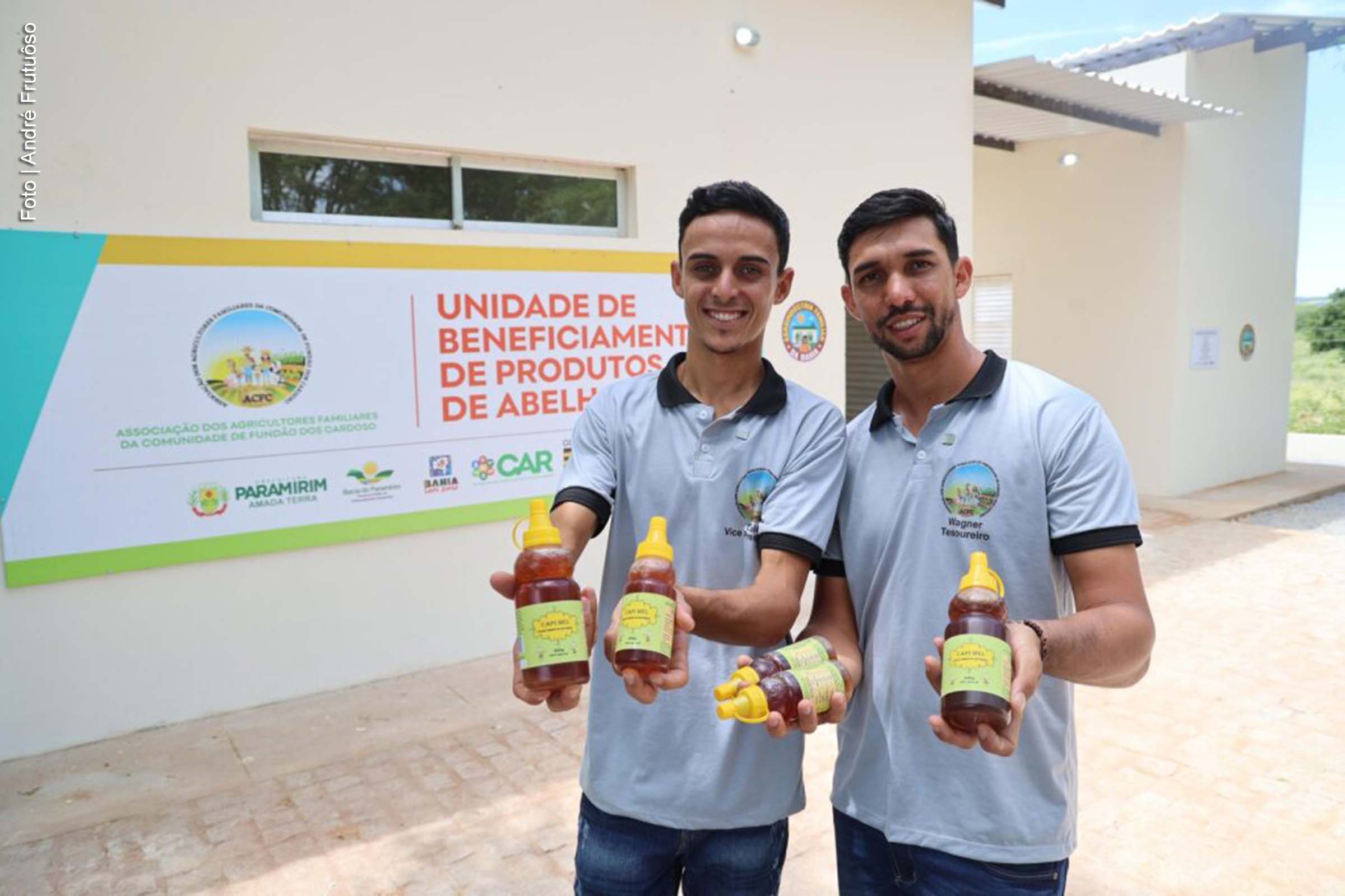 O Governo do Estado entregou, na sexta-feira (7), uma unidade de beneficiamento de mel na zona rural de Paramirim. A agroindústria, sob gestão comunitária, tem o objetivo de qualificar a produção e ampliar o acesso ao mercado. A iniciativa faz parte das políticas de fortalecimento da agricultura familiar na Bahia.