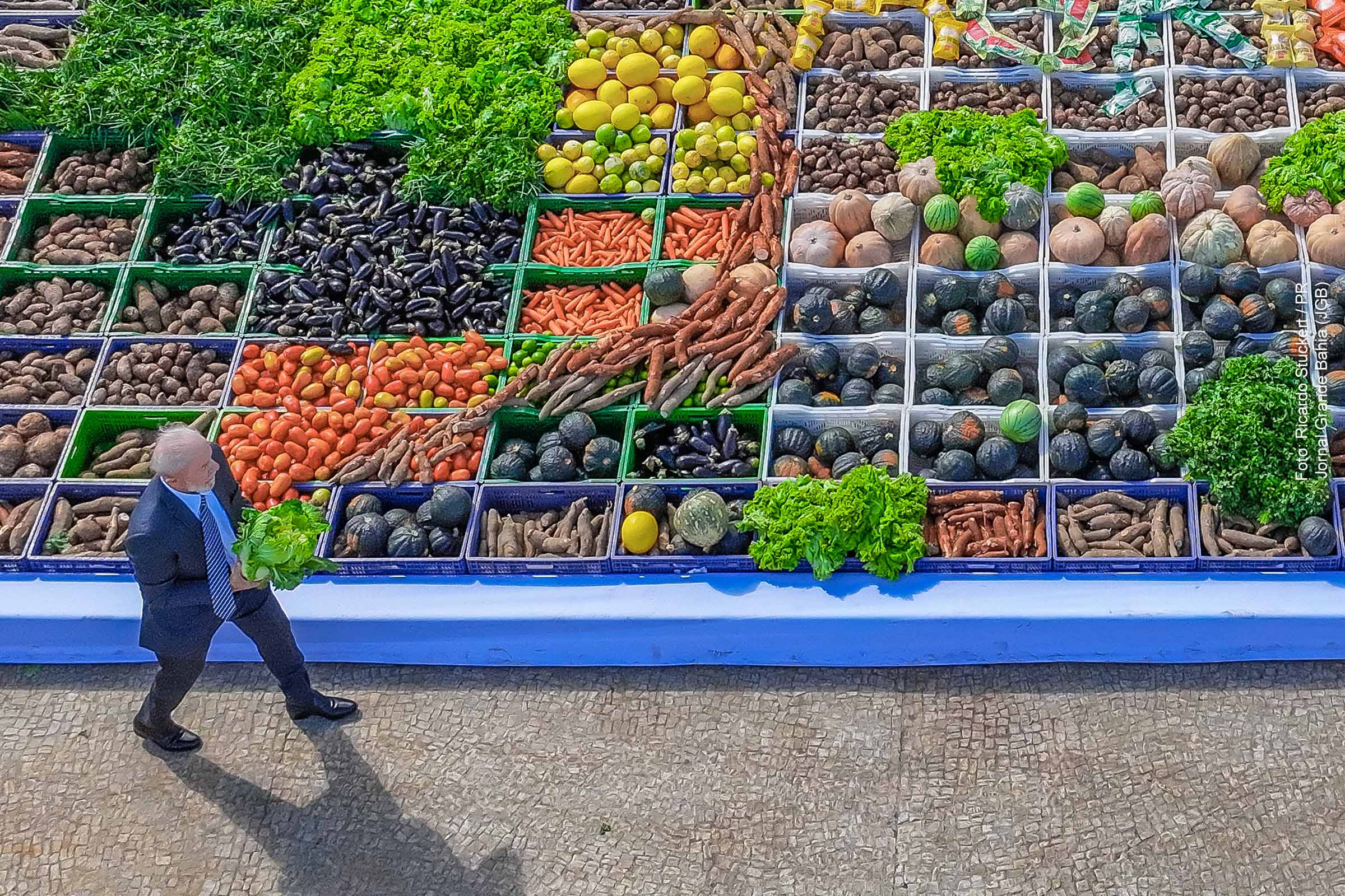 O Governo Federal liberou R$ 4,18 bilhões em crédito extraordinário para o Plano Safra 2024/2025, garantindo o financiamento agrícola mesmo sem a aprovação do Orçamento de 2025. A medida, anunciada pelo ministro Fernando Haddad, respeita o arcabouço fiscal e busca evitar prejuízos ao setor agropecuário.