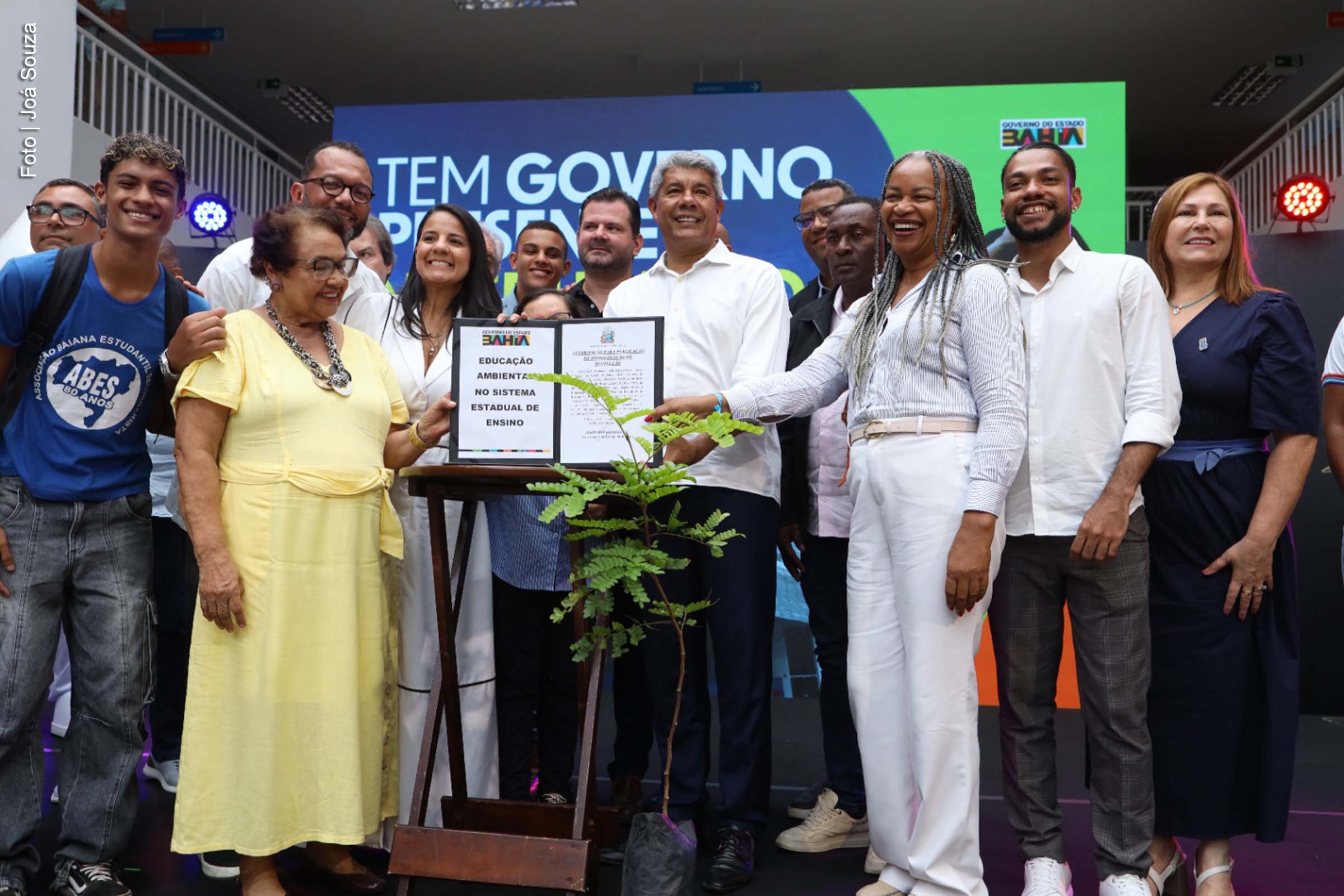 O ano letivo de 2025 na rede estadual de ensino começou nesta segunda-feira (10) com a entrega do Colégio Estadual de Tempo Integral de Conceição de Jacuípe, um novo ônibus escolar e anúncios voltados para a educação. O governador Jerônimo Rodrigues participou da aula inaugural transmitida para os 27 Núcleos Territoriais de Educação, dando as boas-vindas aos estudantes matriculados e destacando as iniciativas para o ensino público no estado.