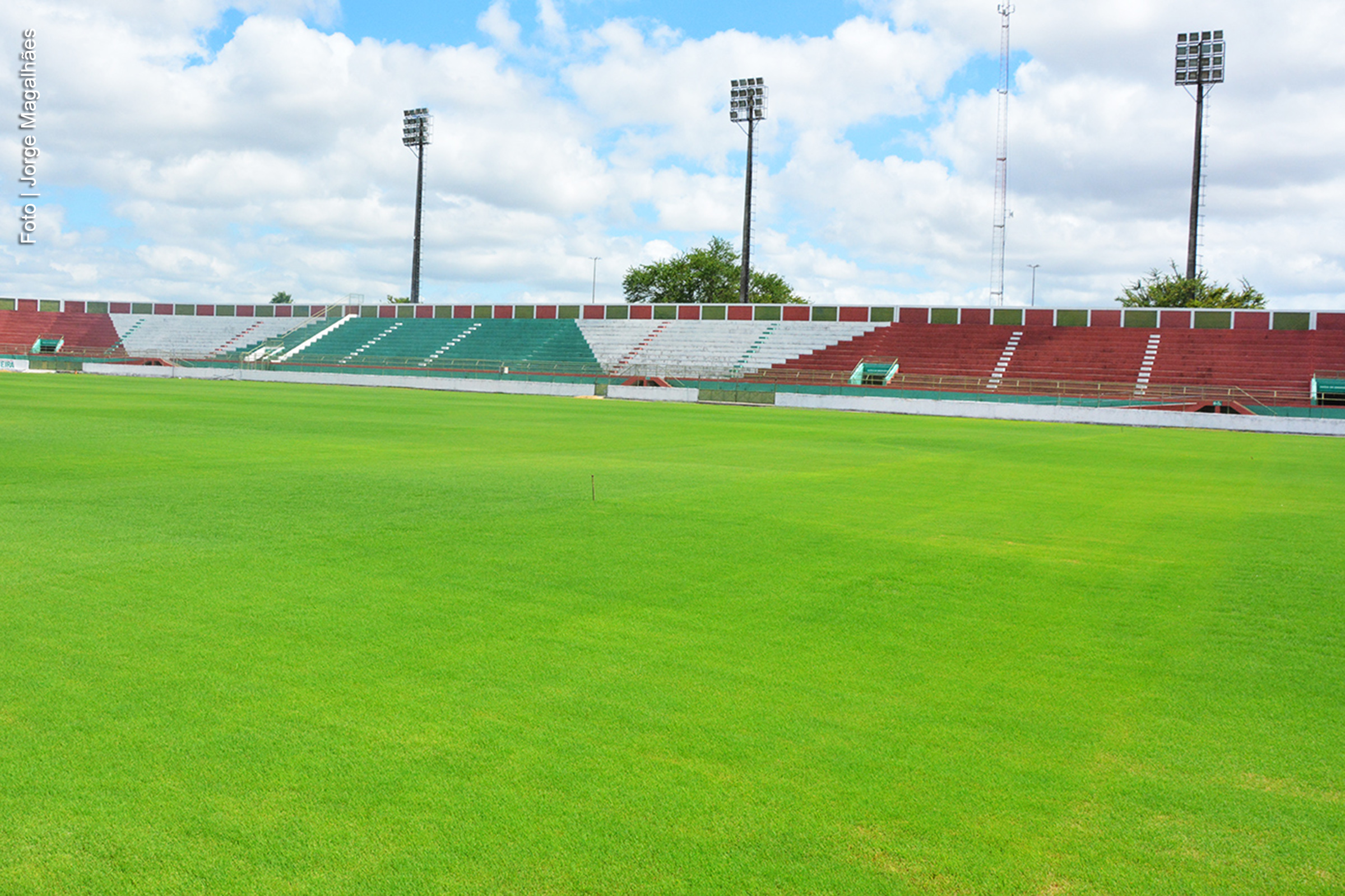 O estádio Alberto Oliveira, conhecido como Joia da Princesa, será reaberto para os jogos oficiais do Campeonato Baiano 2025 com uma partida entre Jacuipense e Porto, marcada para o dia 19 de fevereiro. O Governo Municipal intensificou os trabalhos de recuperação do estádio, especialmente no que diz respeito à revitalização do gramado, que foi aprovado pela Federação Bahiana de Futebol.