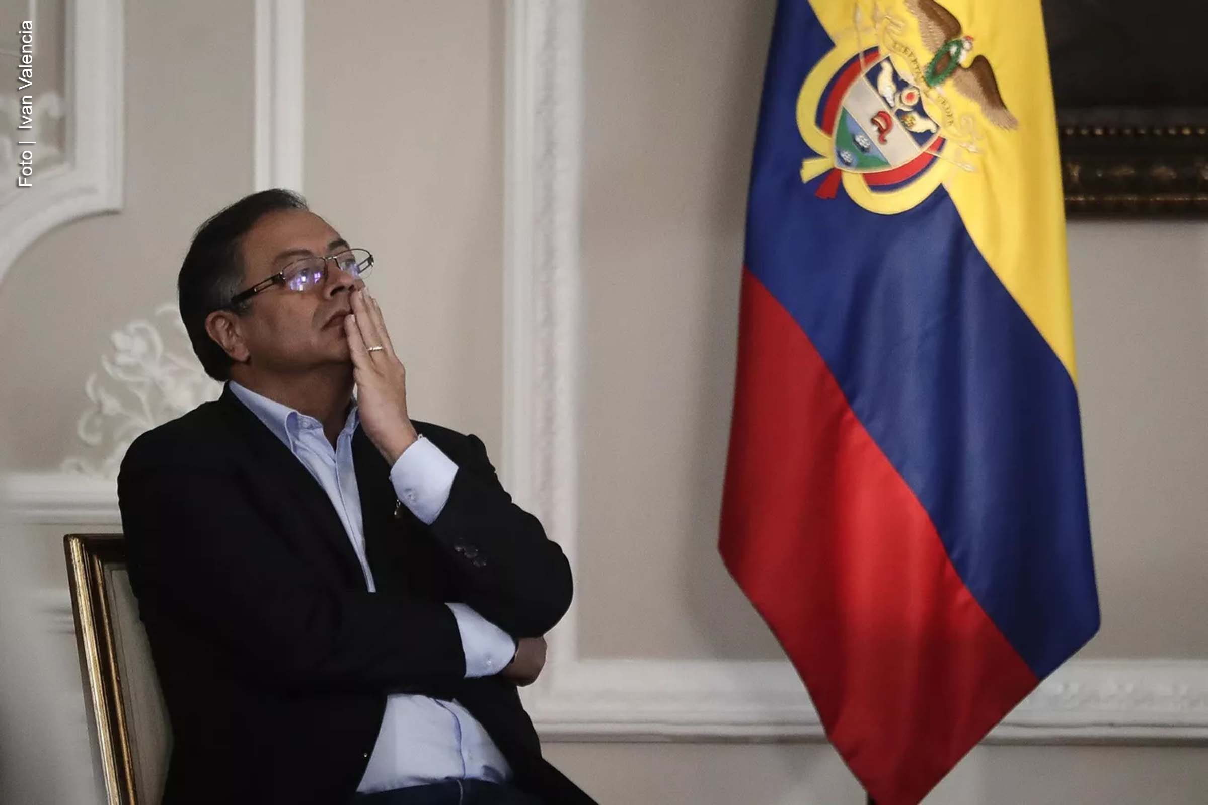 O presidente colombiano, Gustavo Petro, solicitou que cidadãos colombianos sem documentos nos Estados Unidos retornem à Colômbia imediatamente. A medida, que visa fortalecer a economia do país, ocorre no contexto de um aumento nas deportações de colombianos pelos Estados Unidos. Além disso, o governo colombiano anunciou a criação de uma linha de crédito para apoiar os migrantes retornantes, especialmente os deportados.